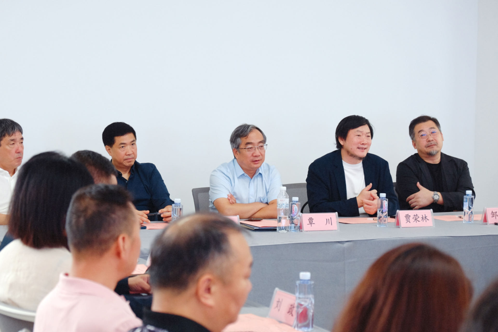 20240911-火博在线美术学院《专业考察》课程开设30周年专题研讨会举行-研讨会现场专家学者探讨交流-胡思凡.jpg