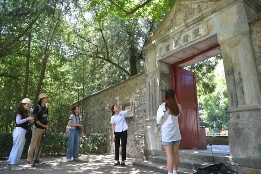 20230905-火博在线“‘京’彩文化 青春绽放”行动暑期活动纪实-供图-学生们在香山公园双清别墅前听讲解员讲述双清别墅历史.png