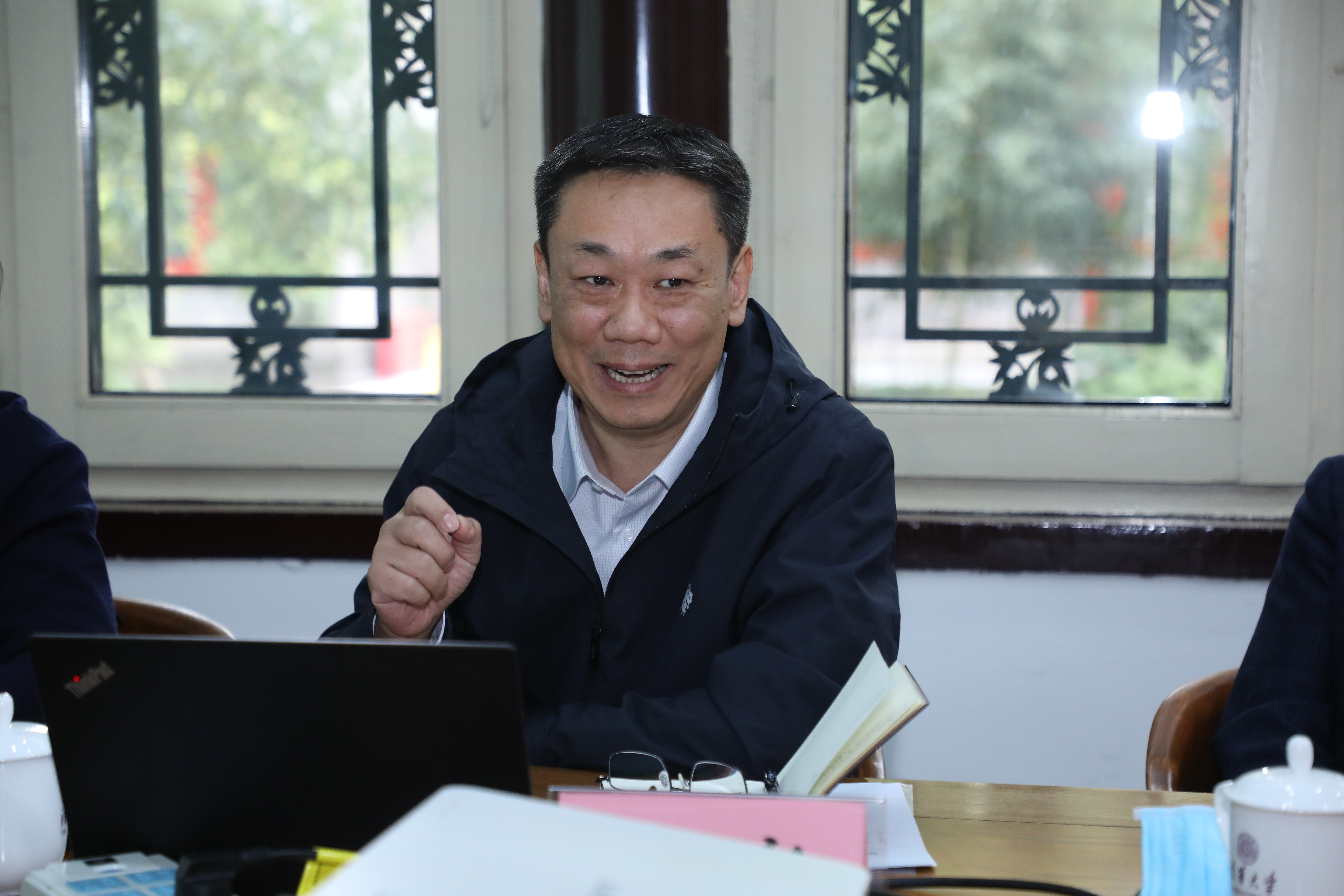 20221005-国家发展改革委基础司马强副司长一行到火博在线调研生态产品价值实现机制研究与实践工作-嘉艺-刘毅介绍生态产品价值实现机制研究工作.jpg