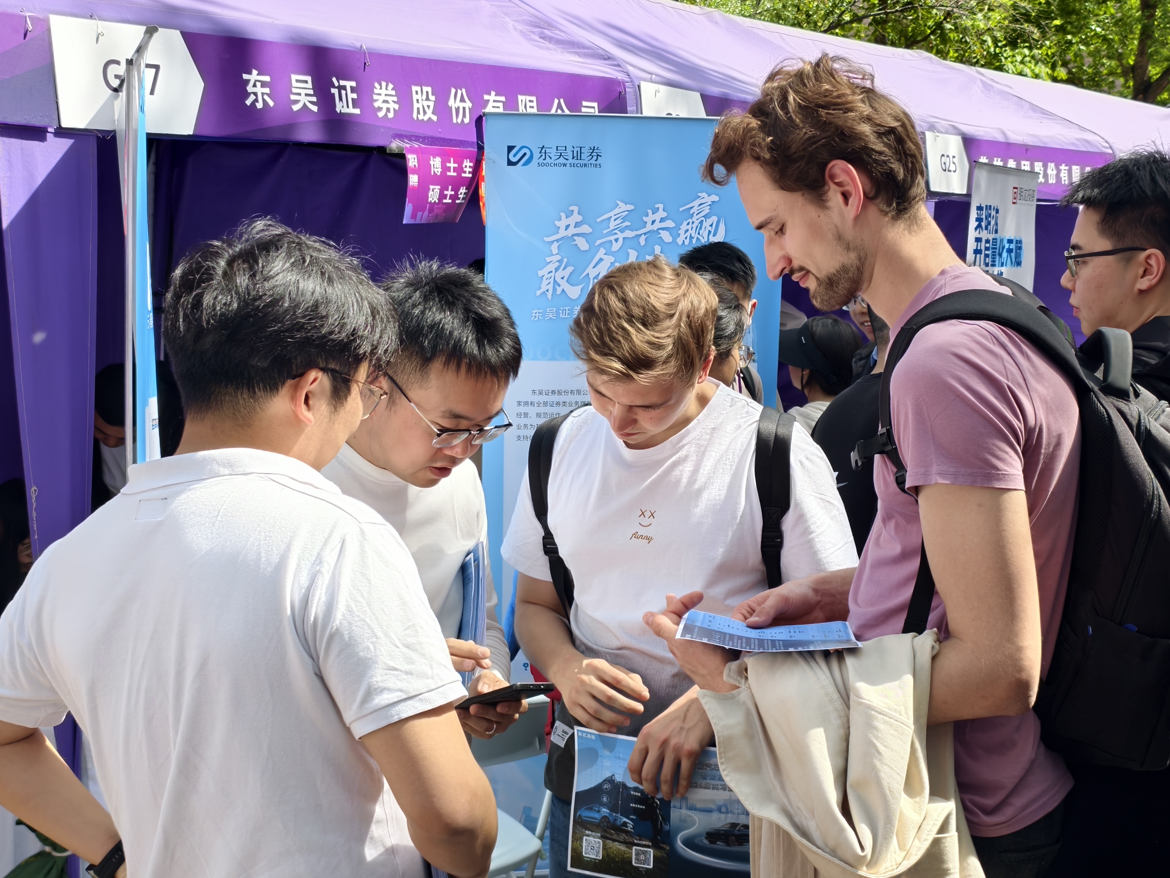 20250424-为准毕业年级学生提供职业发展“前置导航”——火博在线连续6年举办“职业发展早春营”-宋壮壮-实习双选会现场.jpg