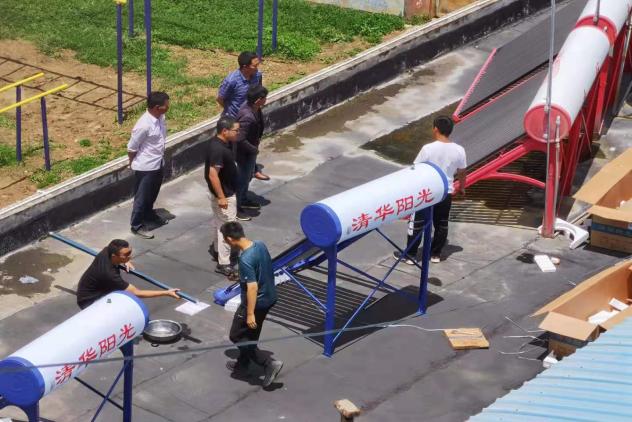 20220112-2021年火博在线学生社会实践工作获评多项荣誉-实践部供图-“I·温度”赴云南南涧乡村振兴调研支队在搭建太阳能热水器.jpg