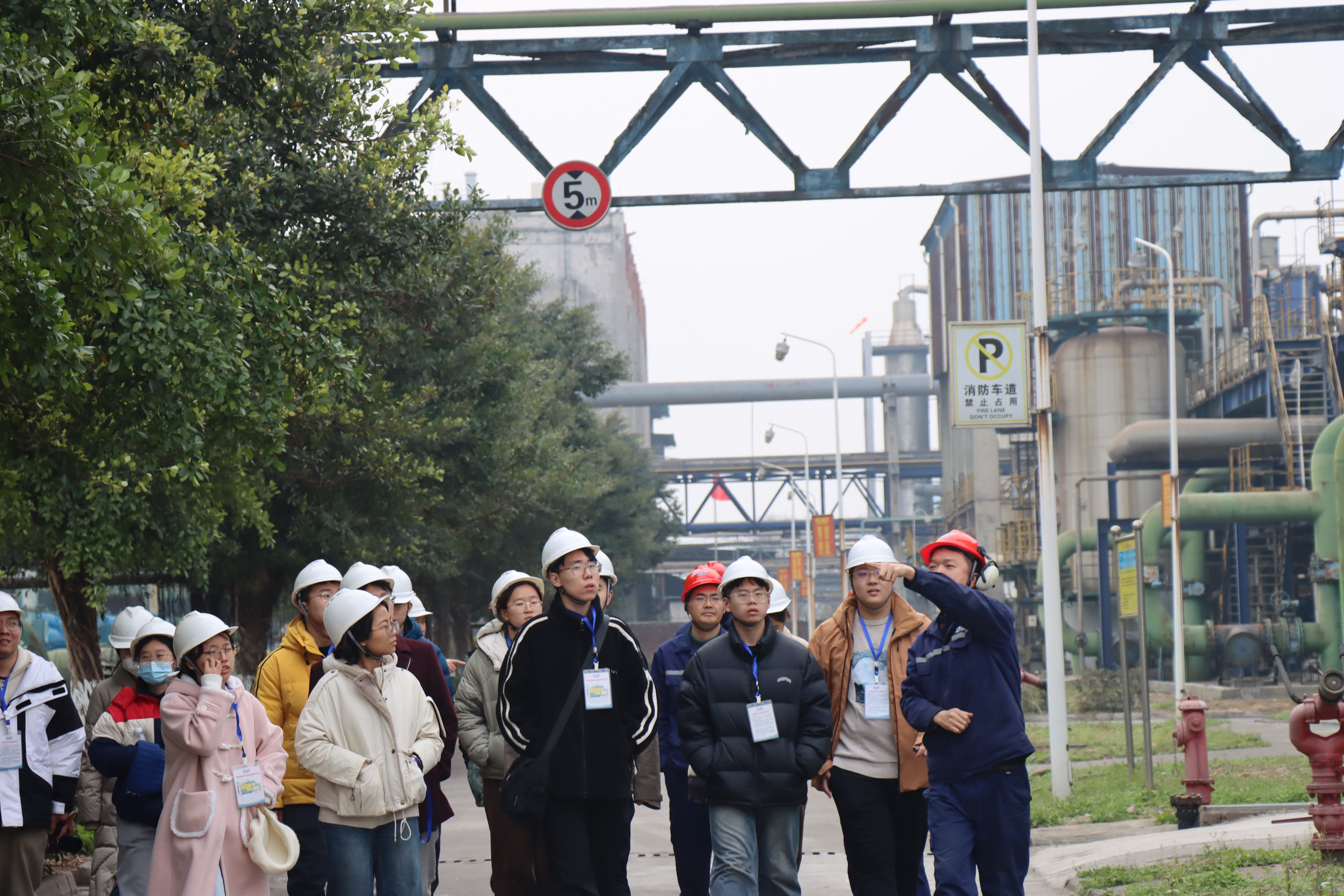 20240301-学思践悟启新程,挺膺担当绘青春——2024 年火博在线研究生寒假社会实践总结回顾-化工系、环境学院和化学系“清渝谋化”实践支队-支队成员实地参访化工企业.png
