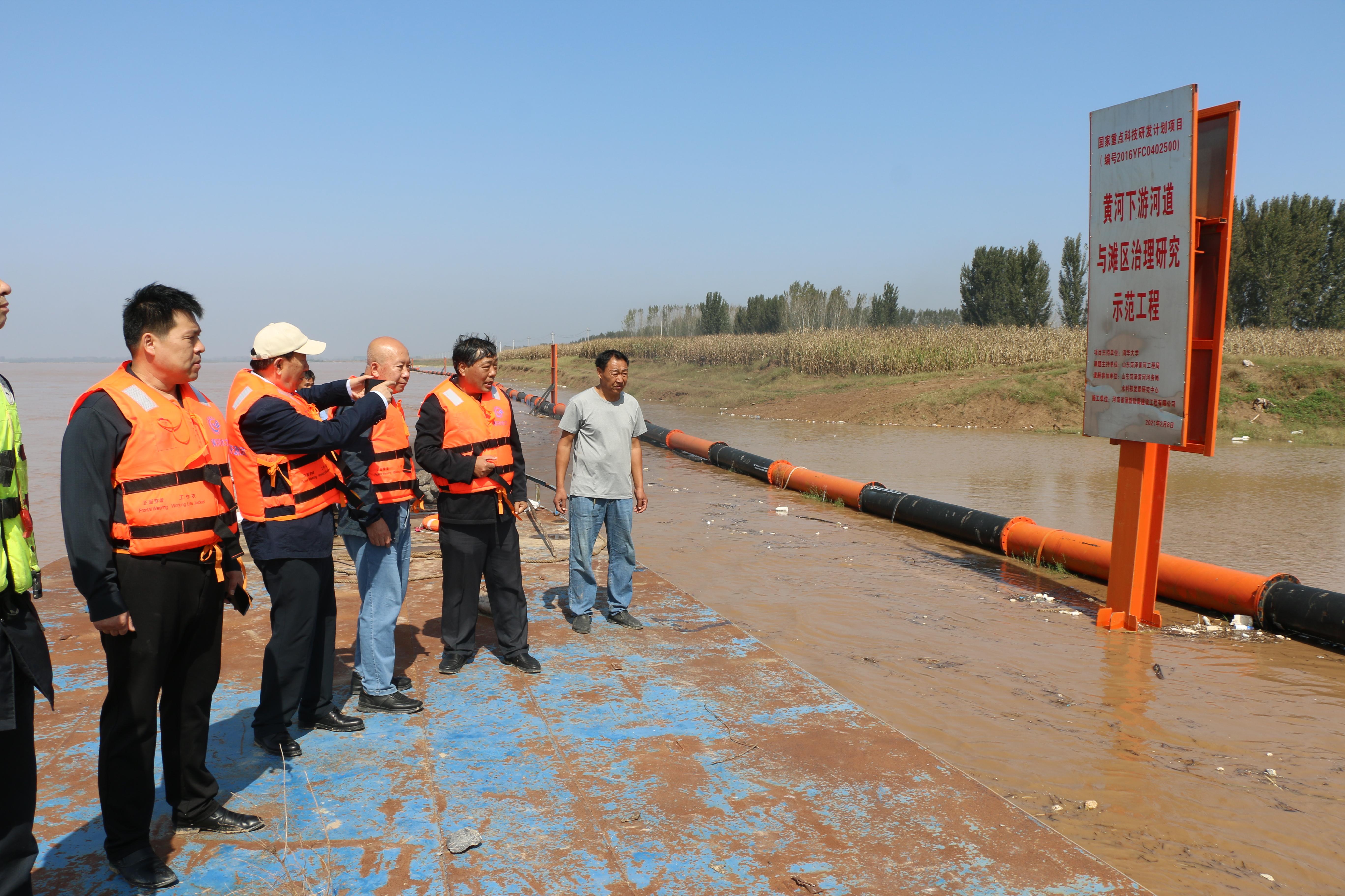 图4 项目负责人向船上专家汇报示范工程情况.jpg 图4 项目负责人向船上专家汇报示范工程情况.jpg