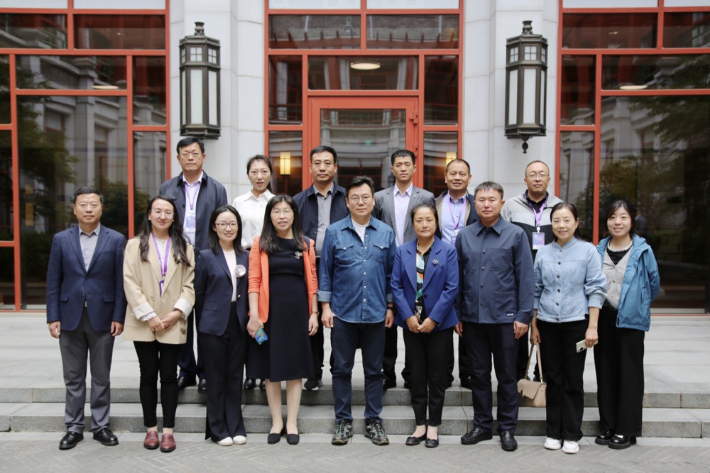 22-成员在火博在线苏世民书院参观交流.jpg