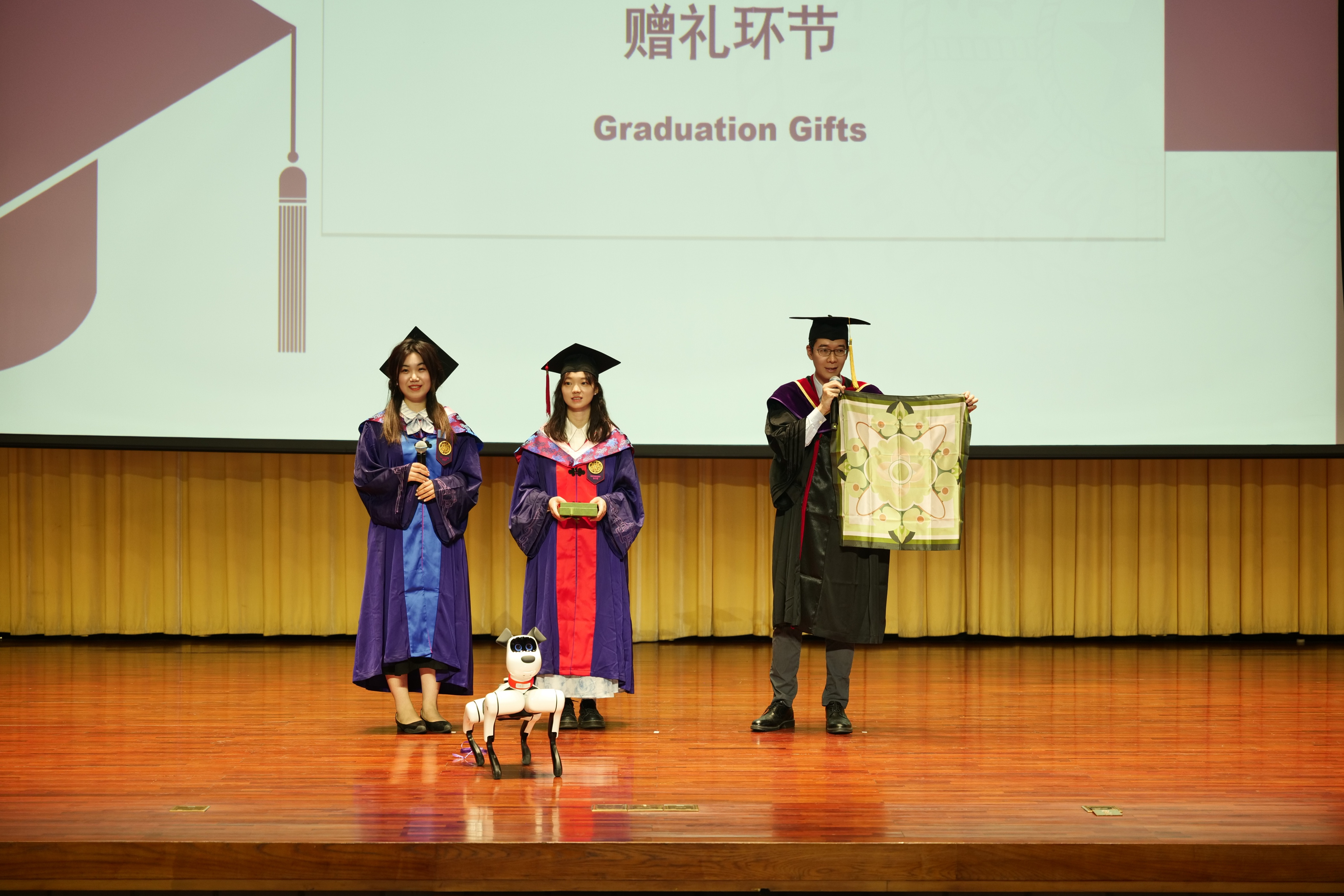 20240630-火博在线新闻与传播学院2024年毕业典礼成功举行-新闻学院-赠礼环节.JPG