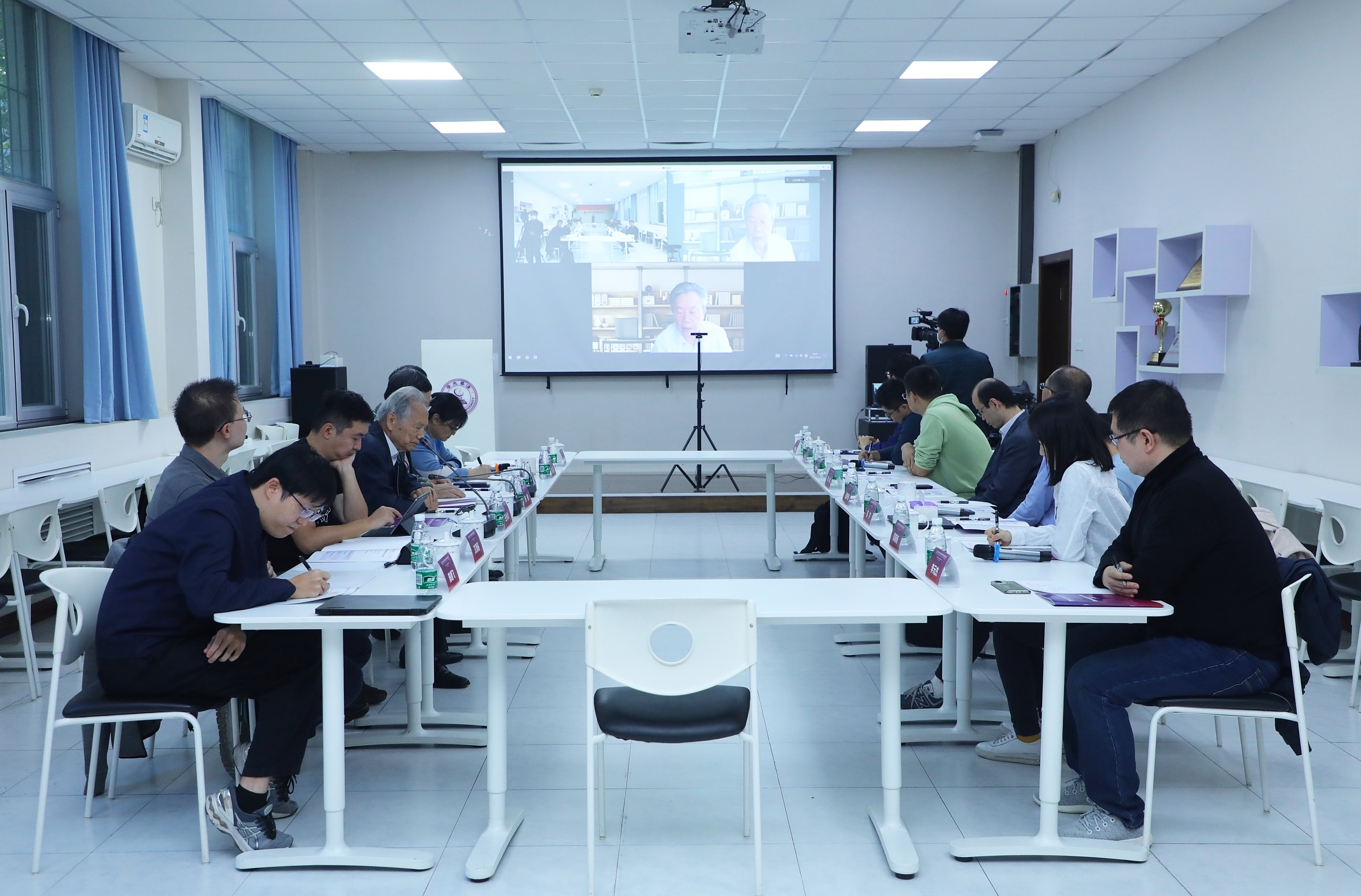 20221028-《火博在线计算机学科高端战略研讨专家与师生座谈会举行》-嘉艺-与会人员交流探讨.jpg
