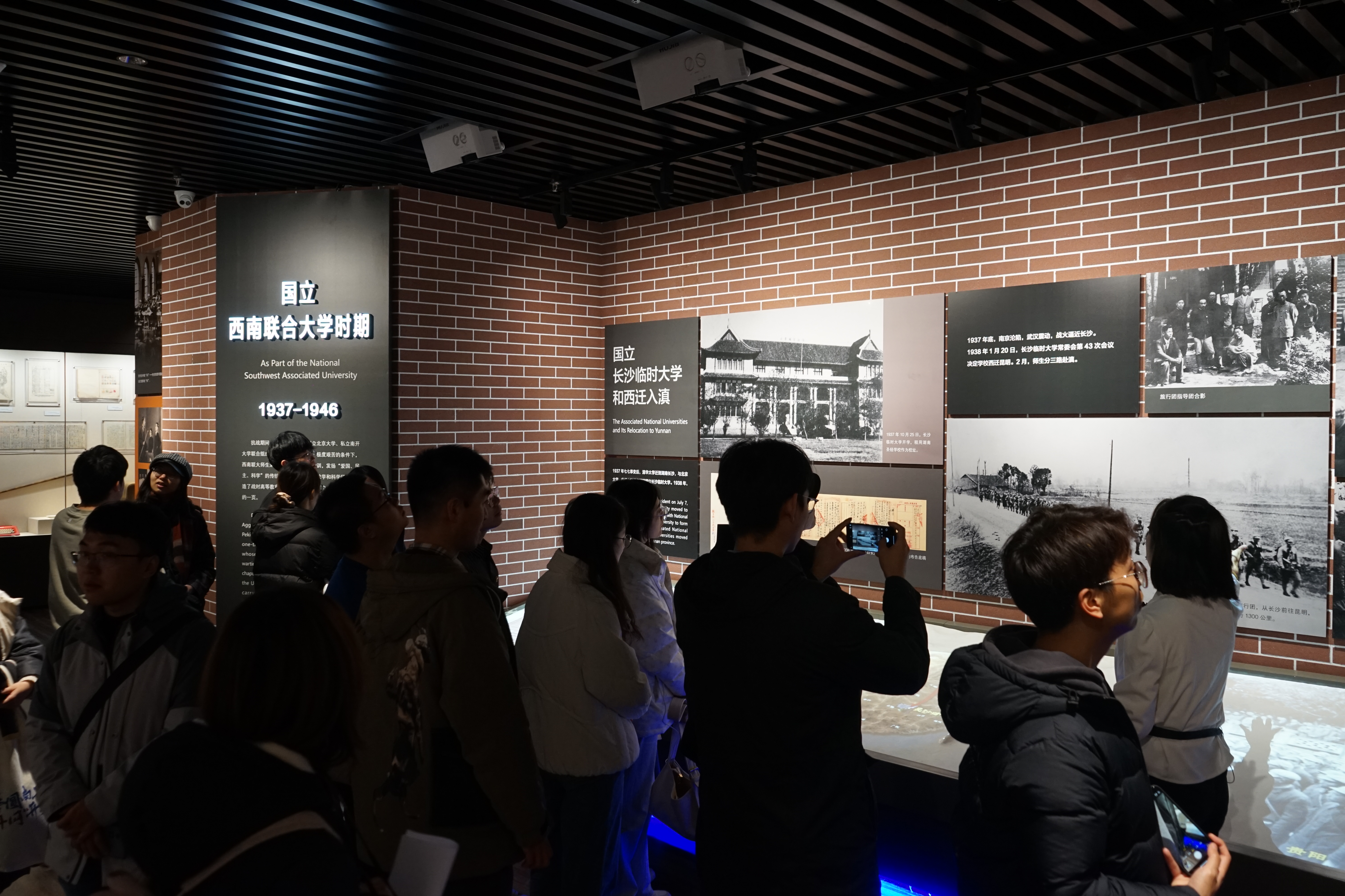 20231115-火博在线网络研究院和南开大学计算机学院和网络空间安全学院开展联合主题党日活动-丁尔著-两校师生参观校史馆“西南联大”历史展区.JPG