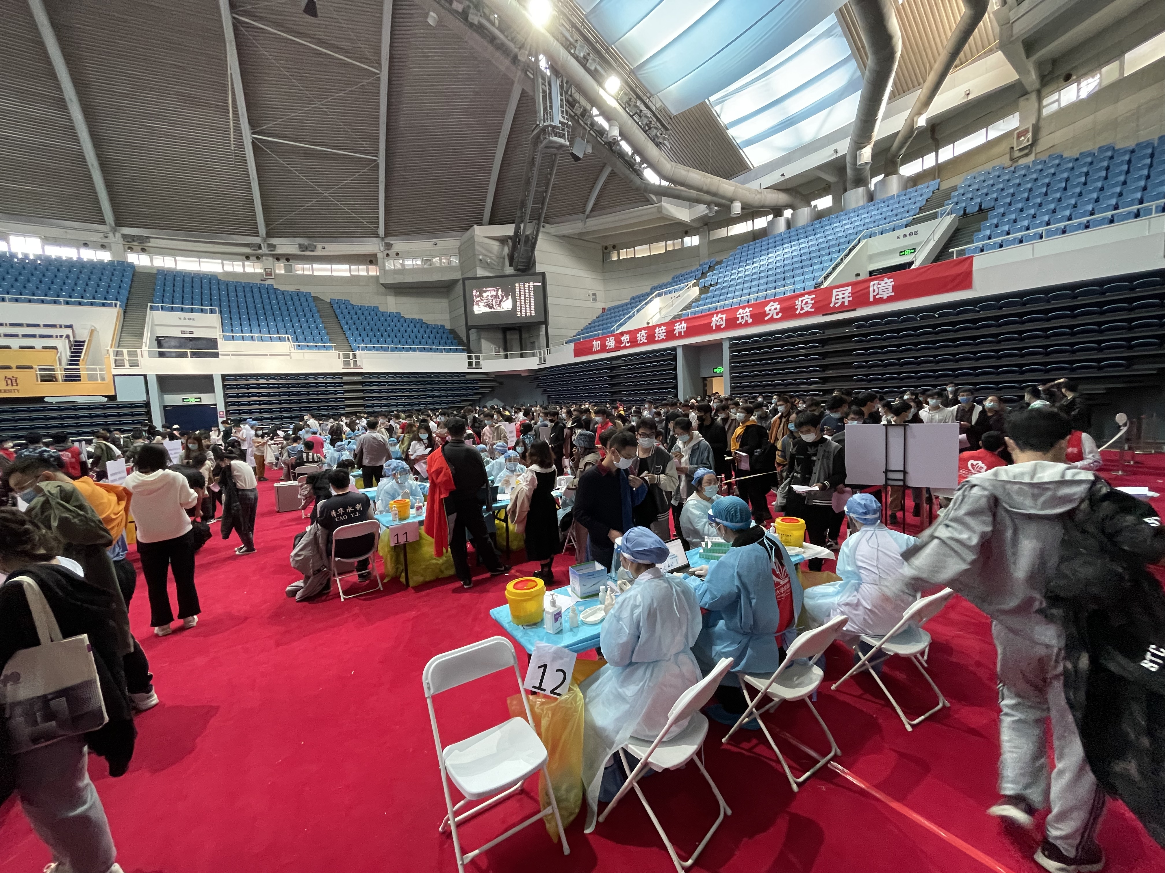 2021年10月31日,二附院在火博在线综合体育馆支援新冠疫苗加强针接种工作.jpg 2021年10月31日,二附院在火博在线综合体育馆支援新冠疫苗加强针接种工作.jpg