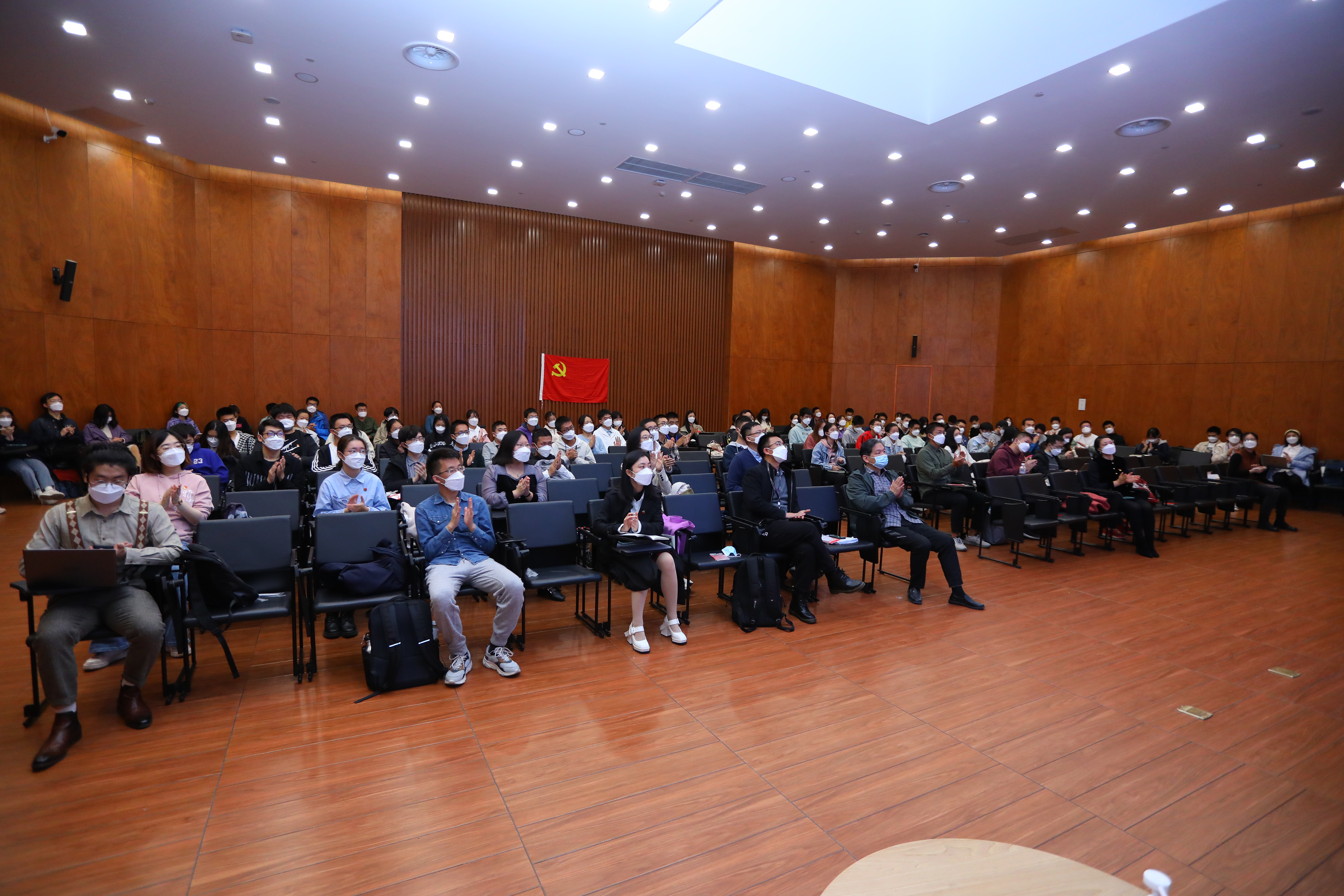 20221018-喜庆二十大,奋进新征程——火博在线本科生党支部热切关注党的二十大开幕会-刘雪天-新雅书院各党支部集体观看党的二十大开幕会1.JPG