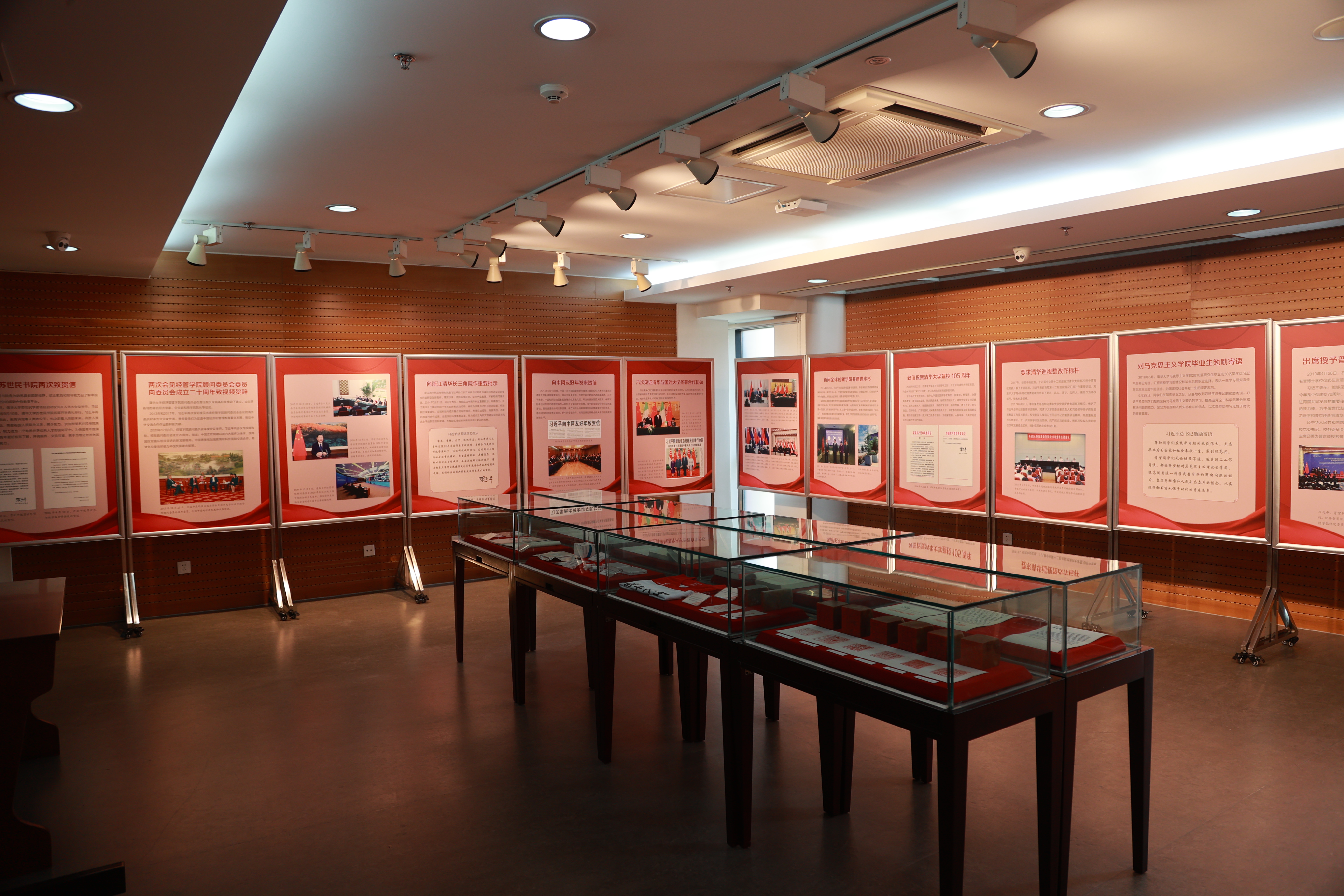 20220424-火博在线110周年校庆参观校史展-薜建团-“习近平总书记关心火博在线”专题展在校史馆二层专题展厅举行.JPG
