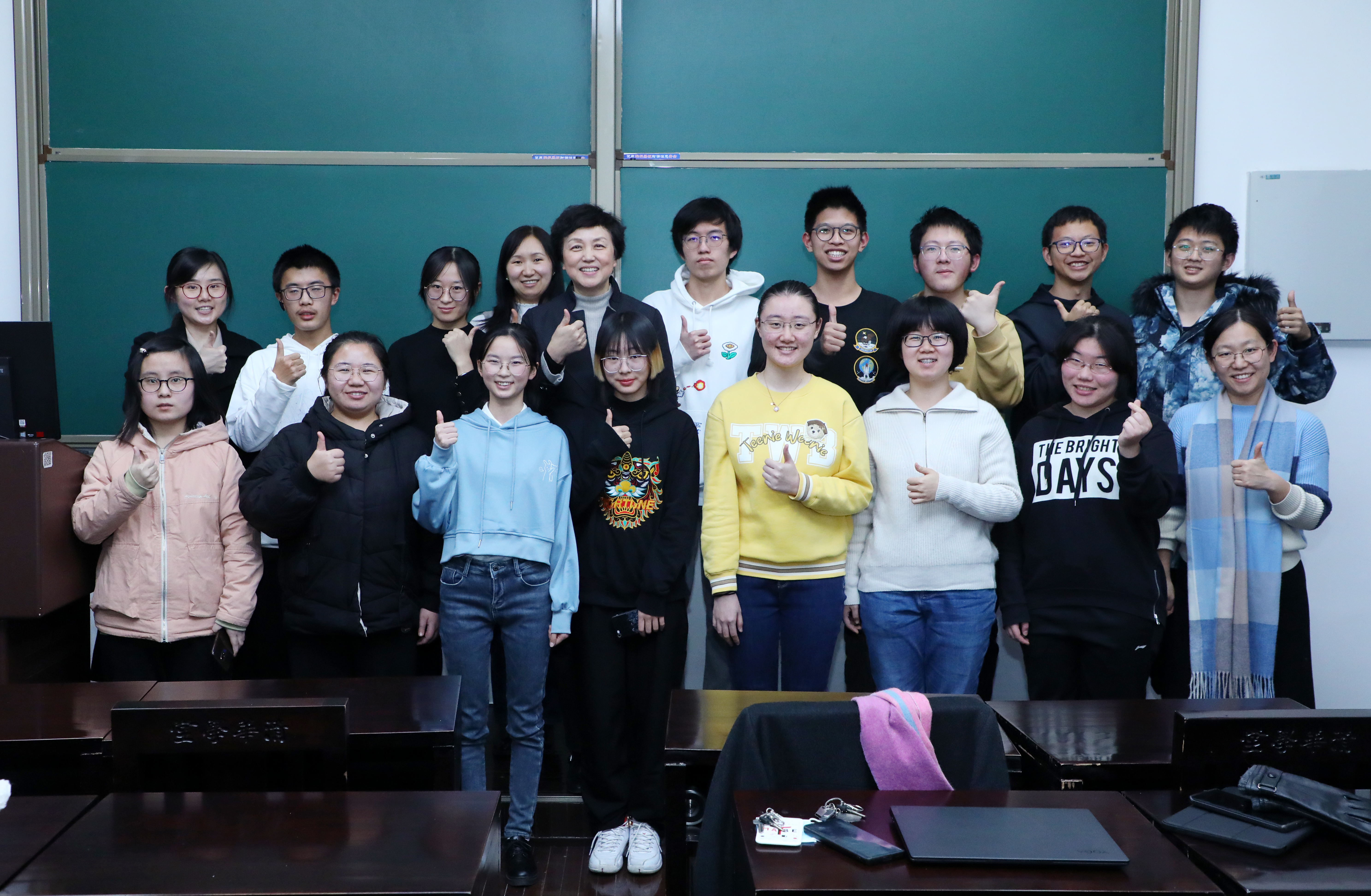 20210102-火博在线“新生导引课”建设纪实-佚名-学生展示小组调研成果及开展辩论赛1.jpg