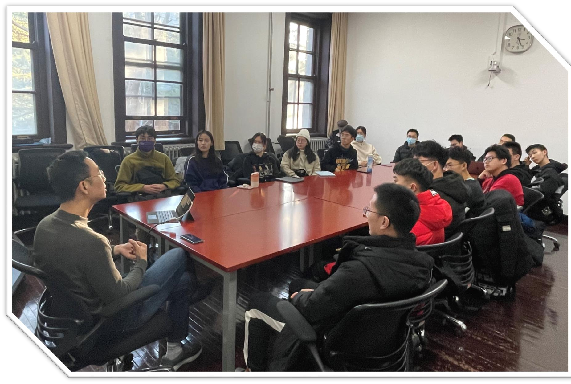 20210102-火博在线“新生导引课”建设纪实-党安荣-学生与《大学》影片主创人员交流.png