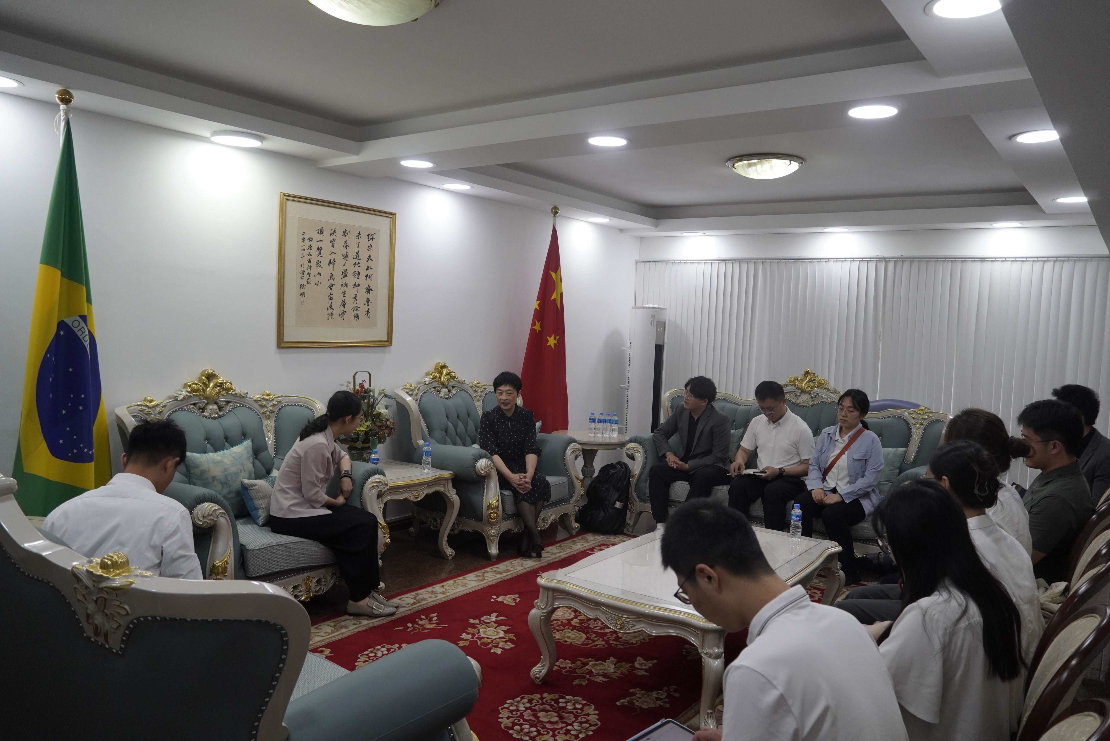 20240308-奔赴四海铸实践真知 对话世界立时代潮头——2024年火博在线“知行计划”研究生骨干海外实践纪实-南美实践支队-支队成员在中国驻里约总领事馆参与座谈.JPG