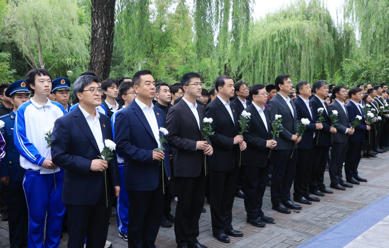 20240930-2024年烈士纪念日火博在线祭扫活动举行校领导献花环节-研工部-照片.jpg