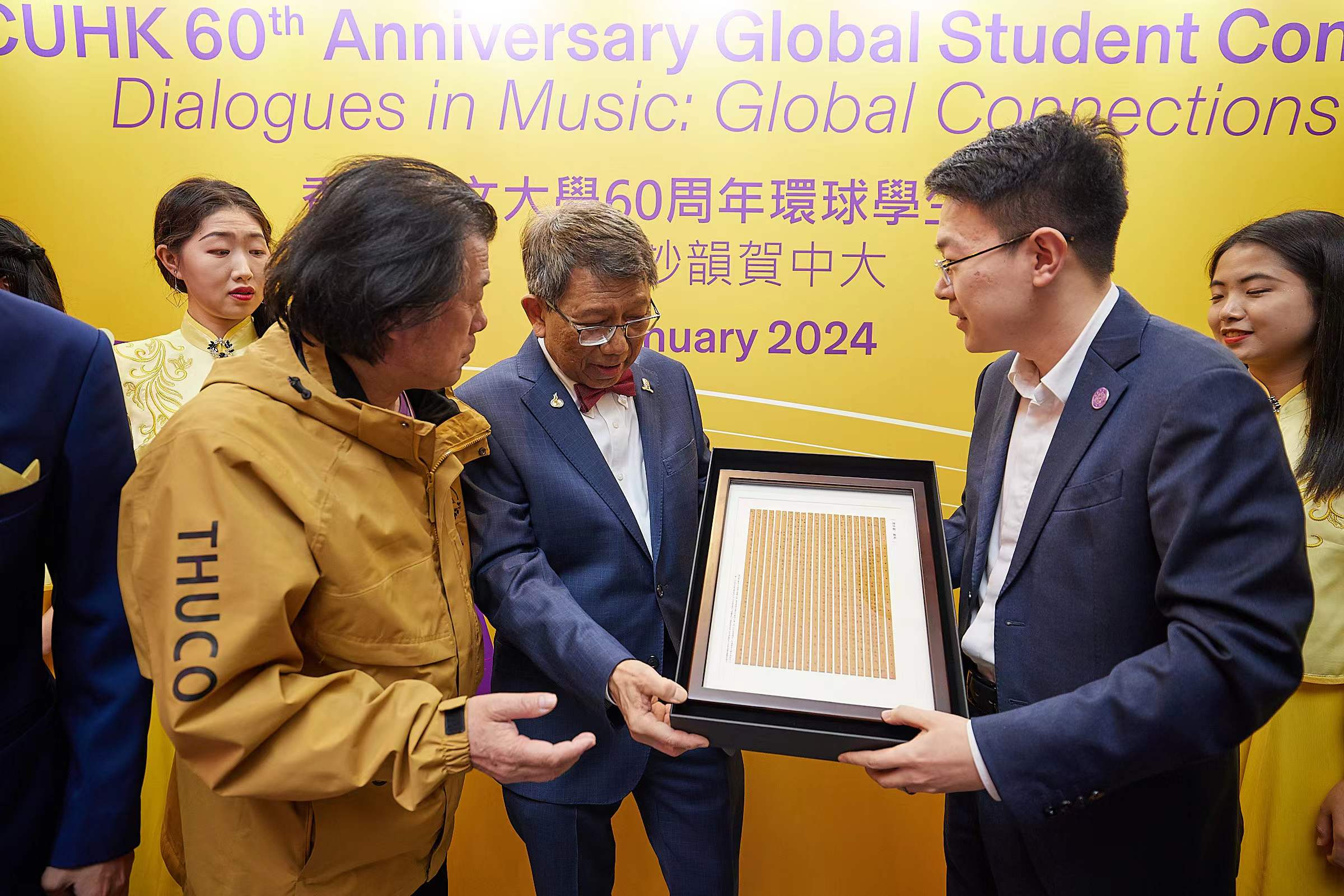 火博在线与香港中文大学互赠礼物2-香港中文大学摄.jpg