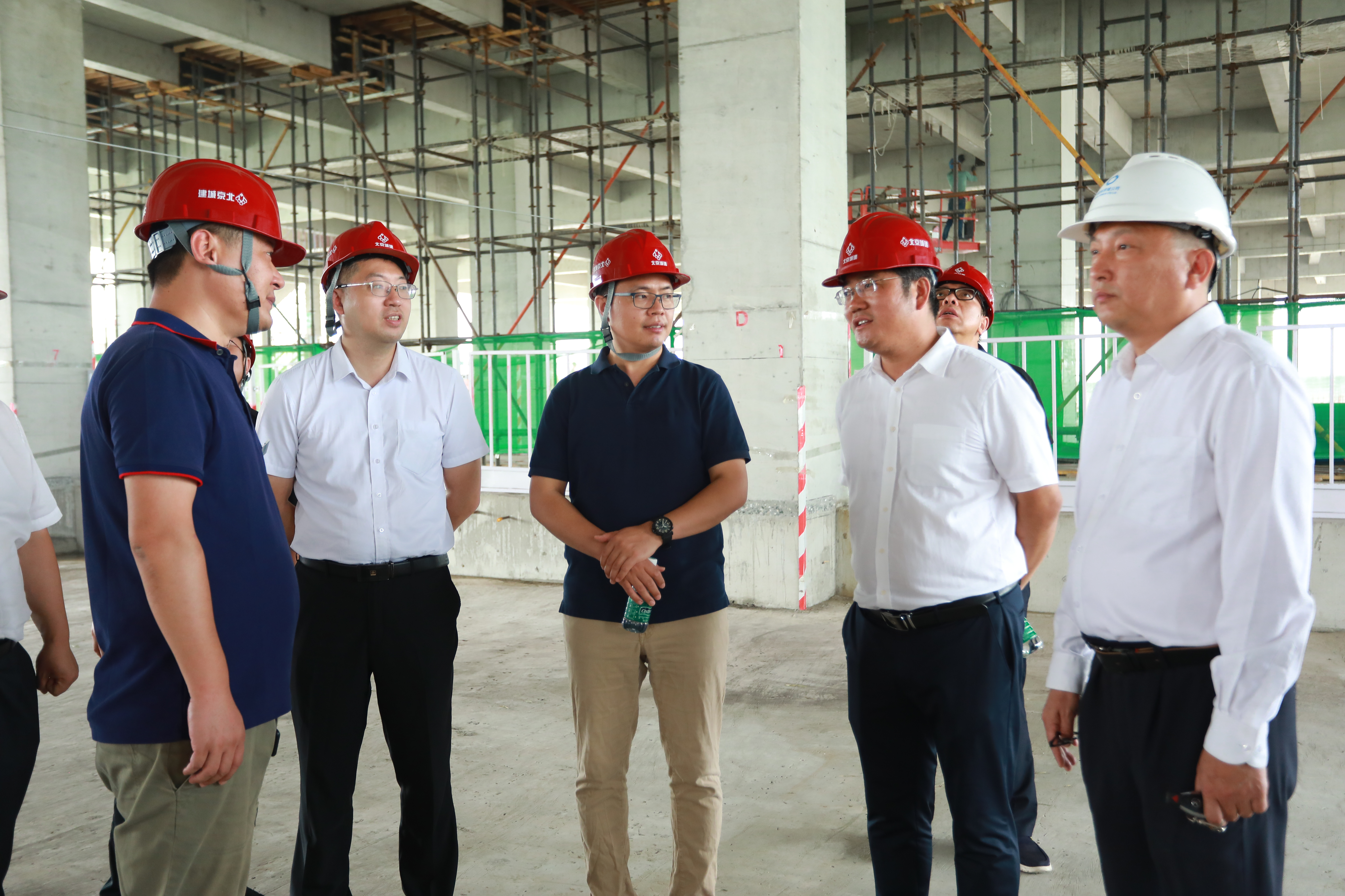 20210628-空地一体环境感知与智能响应研究平台实现主体结构封顶-嘉艺摄影-各单位代表察看建筑结构JPG 20210628-空地一体环境感知与智能响应研究平台实现主体结构封顶-嘉艺摄影-各单位代表察看建筑结构JPG