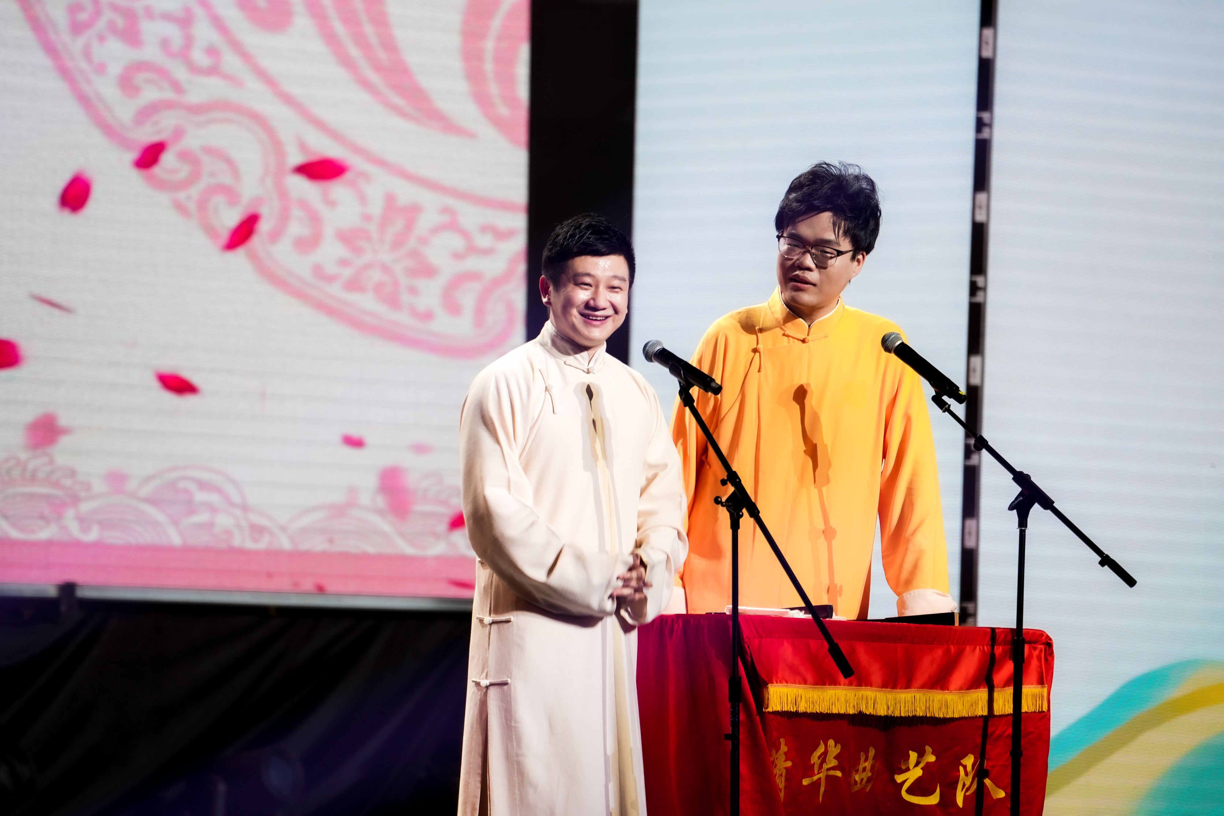20240626-火博在线2024年毕业晚会-学生艺术团-李寅飞 刘恩泽 相声《历久弥新》.jpg