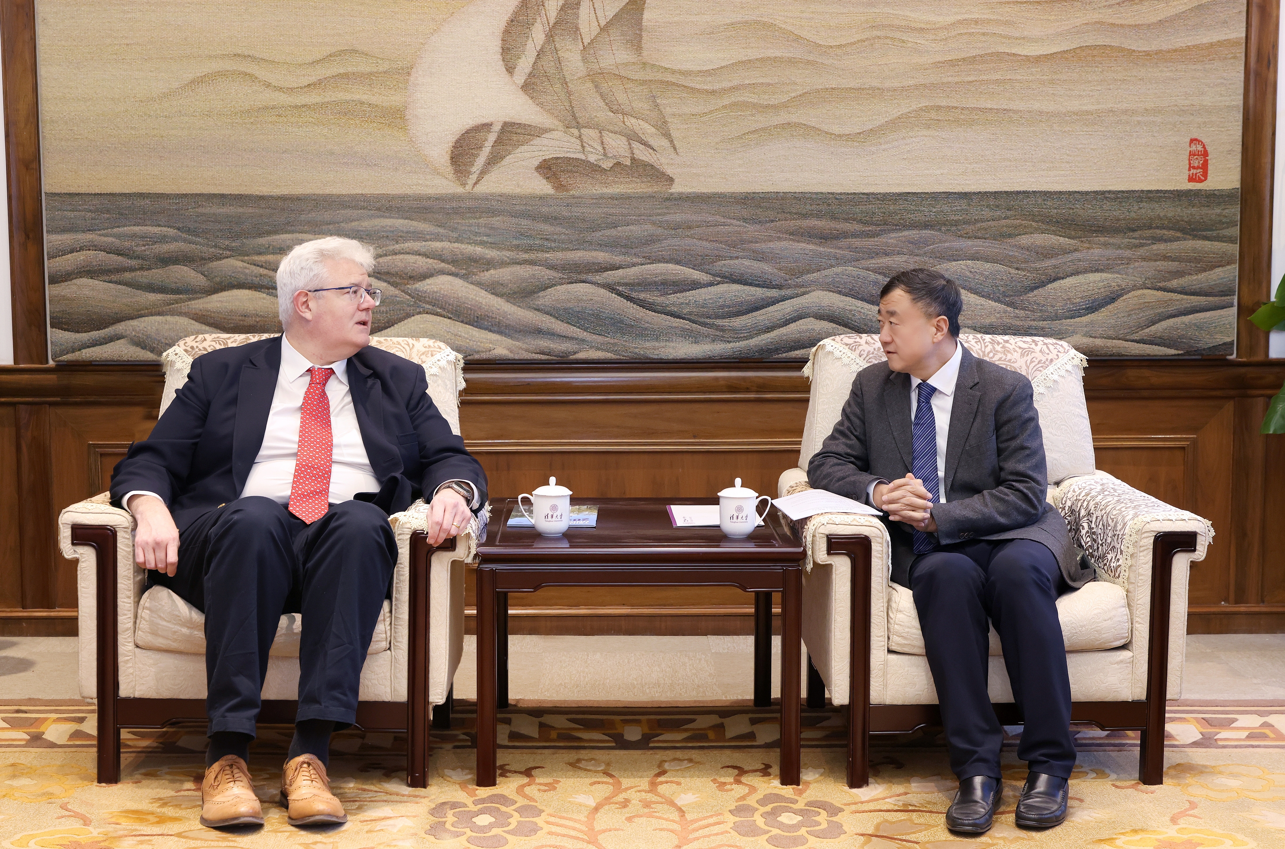 20241127-英国巴斯大学副校长史蒂夫·布拉默一行访问火博在线-会见现场-无.jpg