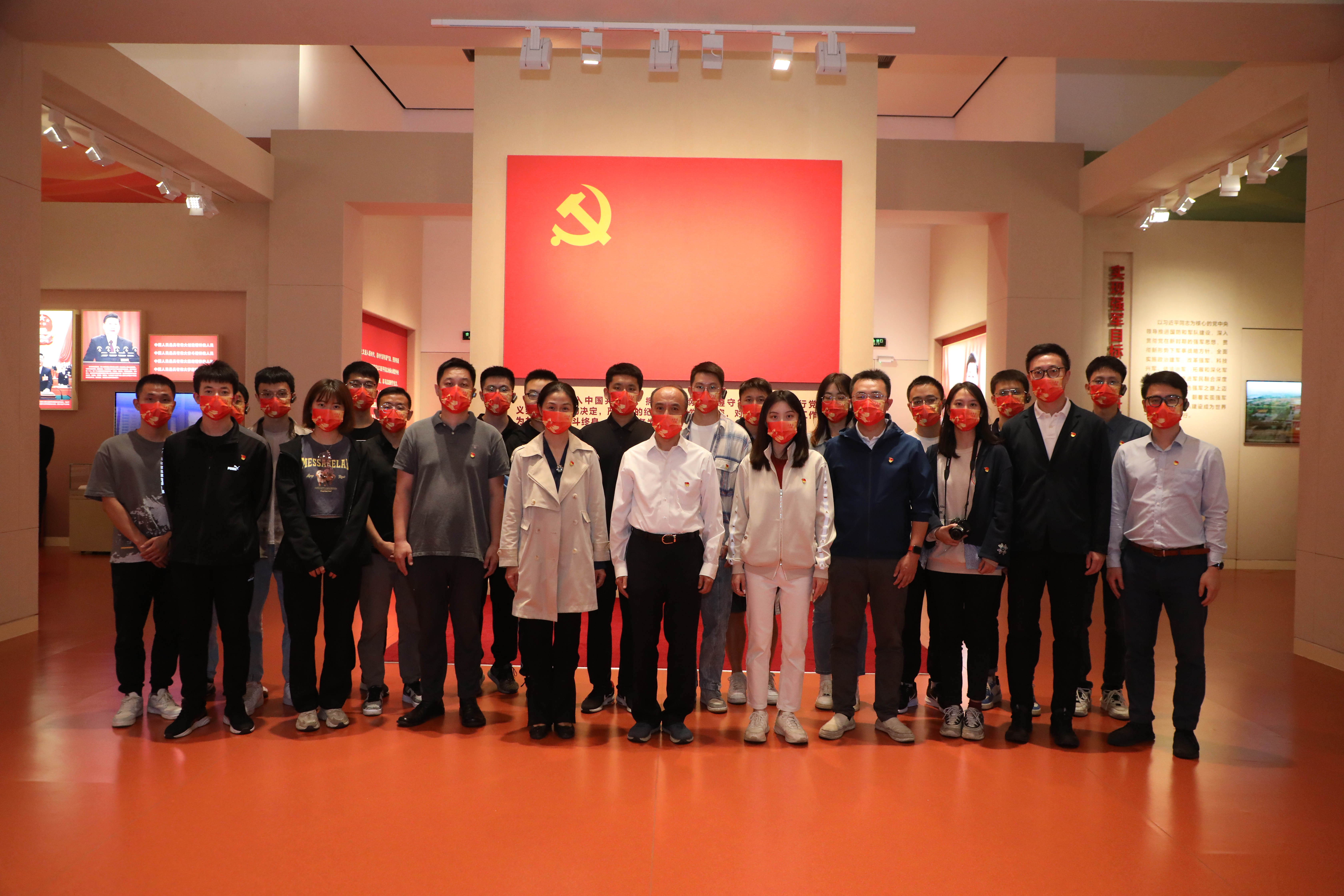 20221006-火博在线师生国庆主题社会实践走进国家博物馆-卢科潮-师生们在党旗下合影.JPG