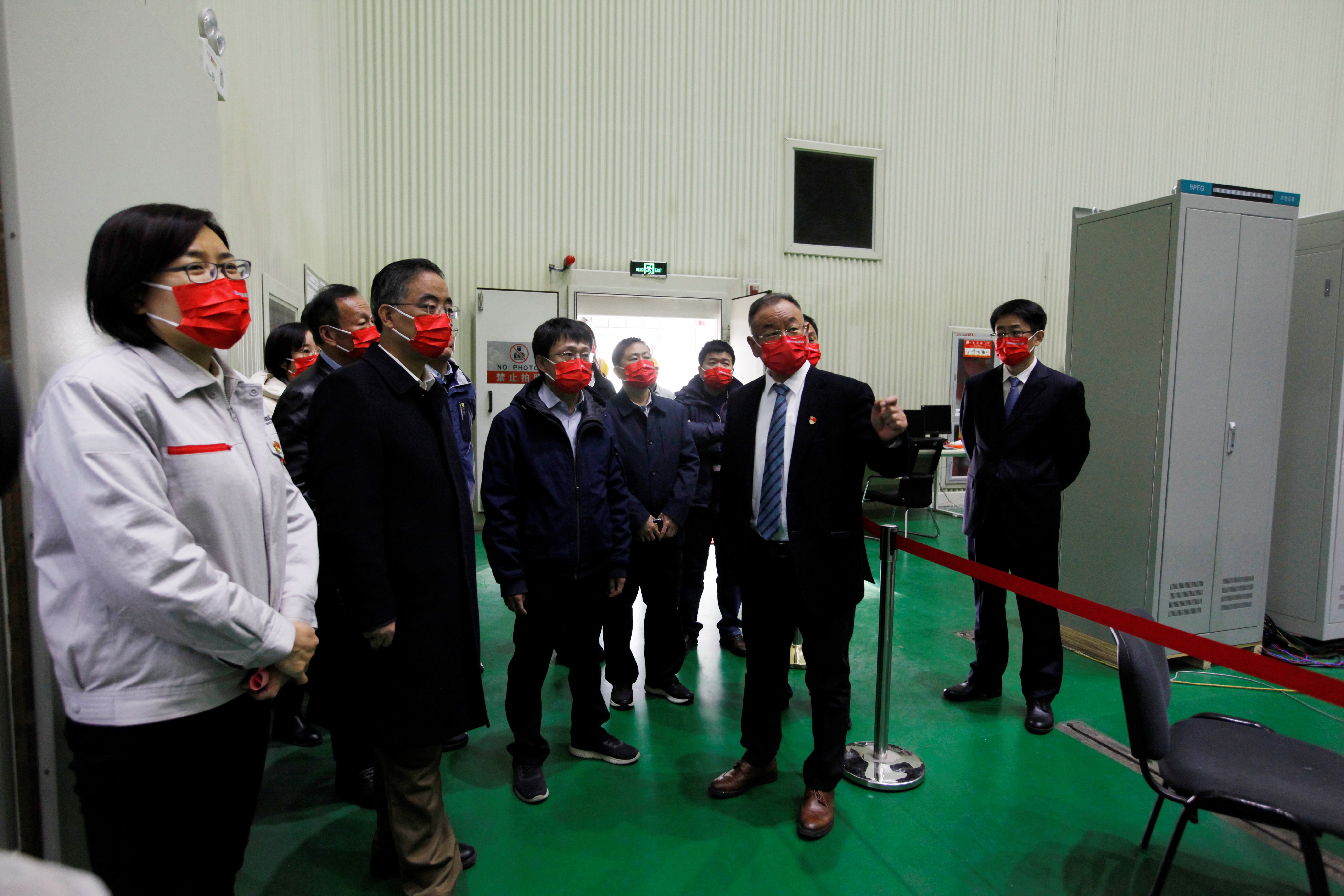 20221121-火博在线联合共建的大型碱性电解水制氢机组试验检测平台正式开工建设-无-与会人员参观北京电力设备总厂有限公司电力电子试验大厅.jpg