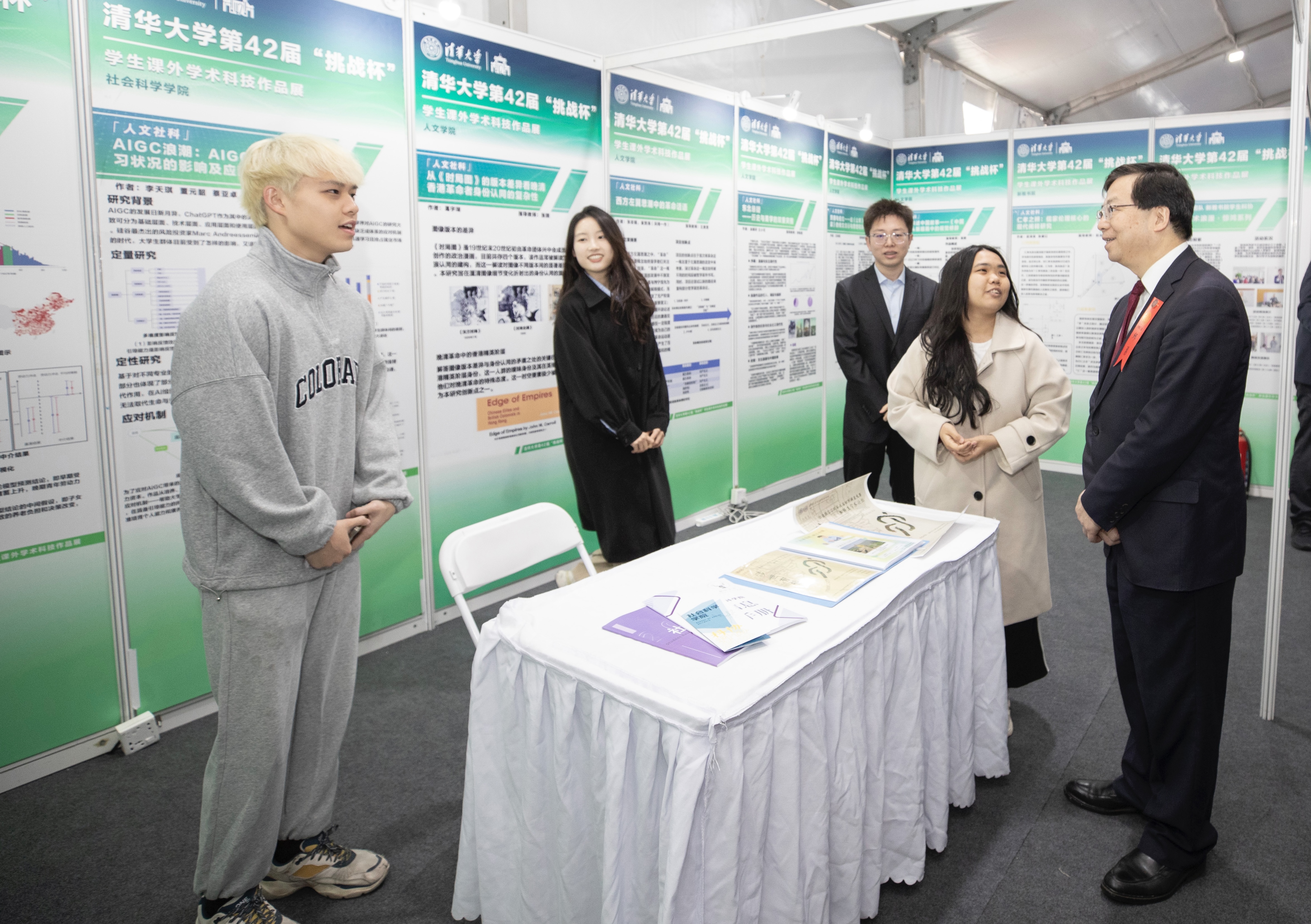 20240430-火博在线第42届“挑战杯”学生课外学术科技作品竞赛颁奖仪式-邱勇参观作品展览-团委.jpg