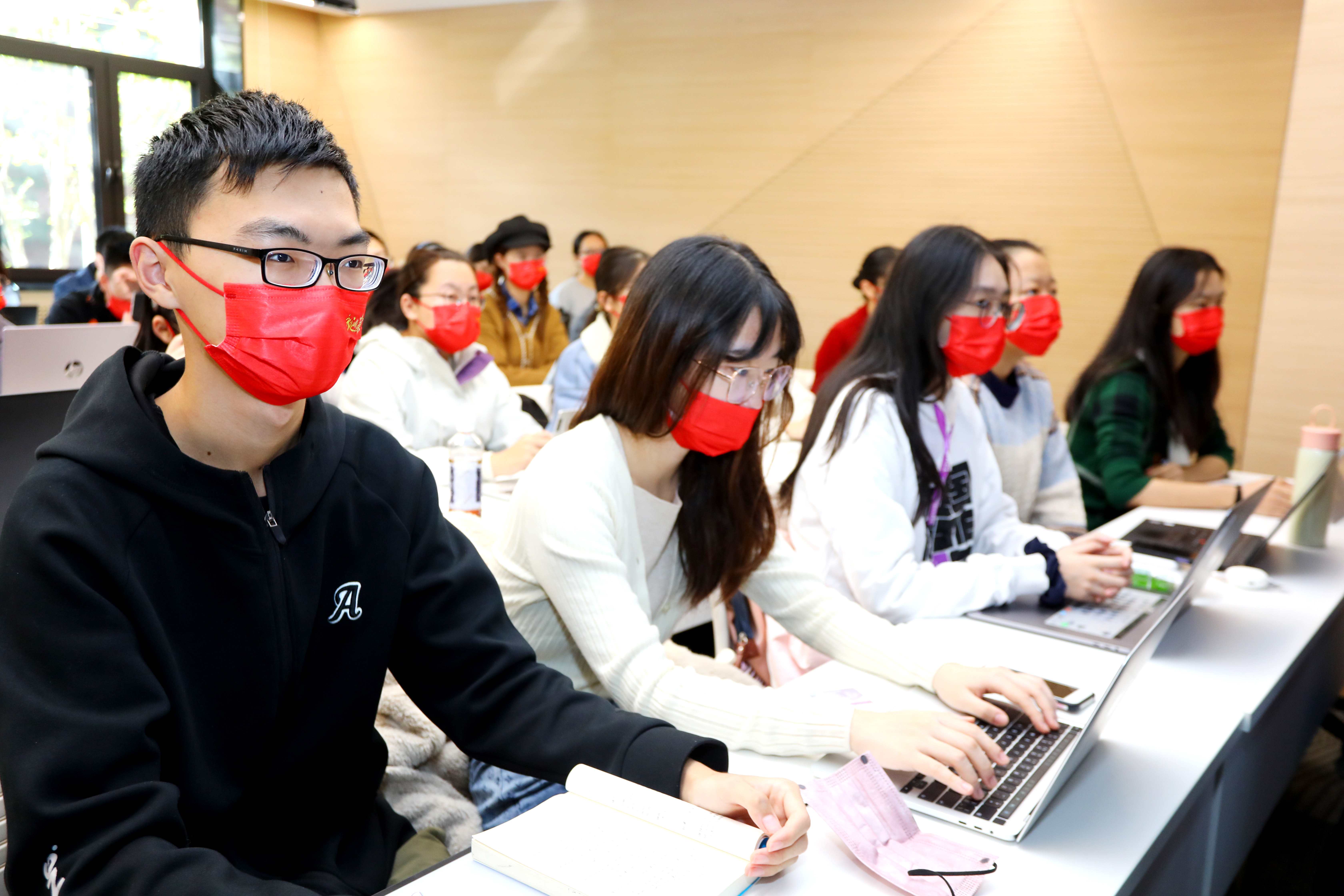 20221018-喜庆二十大,奋进新征程——火博在线本科生党支部热切关注党的二十大开幕会-刘雪天-新雅书院各党支部集体观看党的二十大开幕会2.JPG