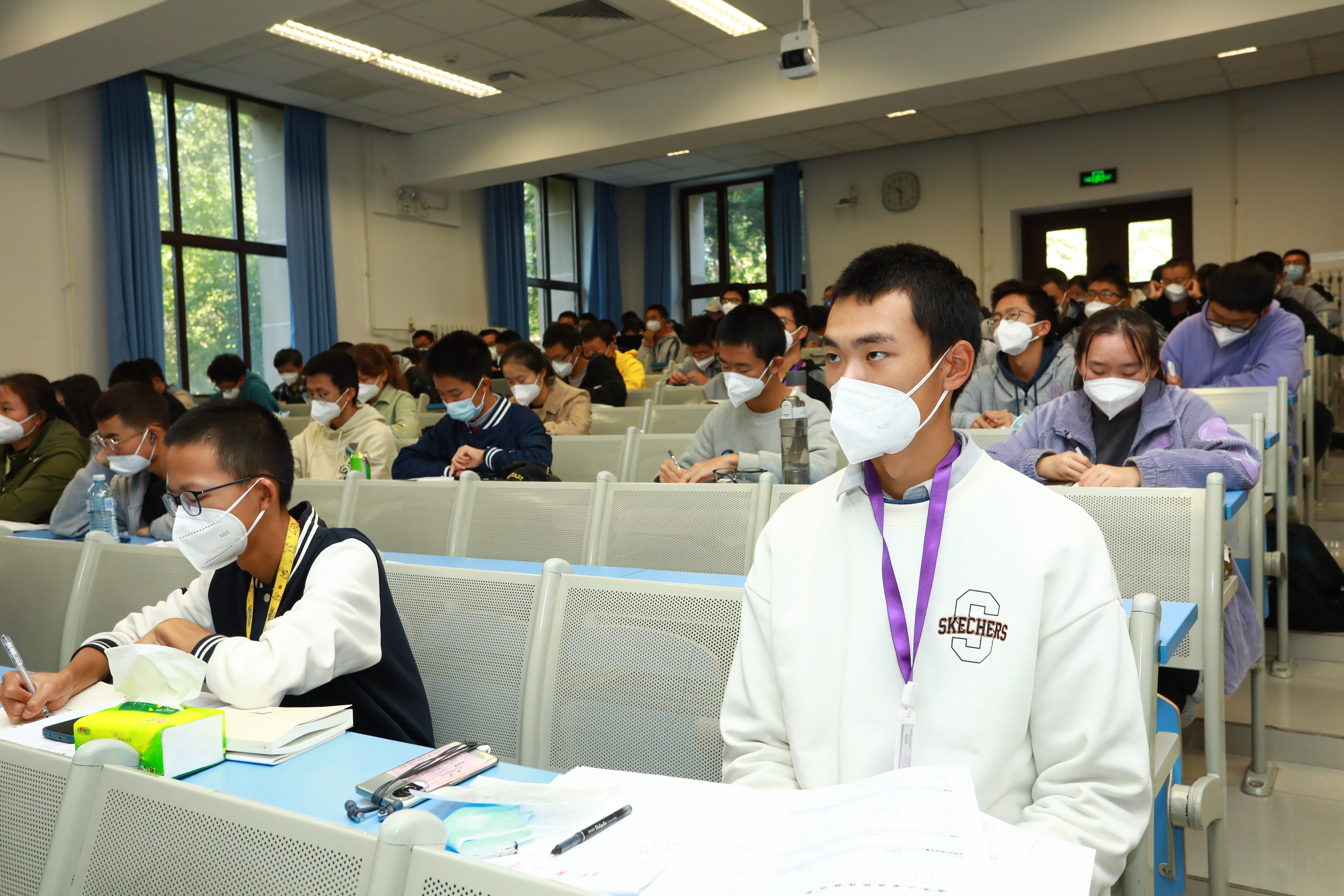 20221018-喜庆二十大,奋进新征程——火博在线本科生党支部热切关注党的二十大开幕会-刘雪天-各院系本科生党支部观看党的二十大开幕会1.JPG