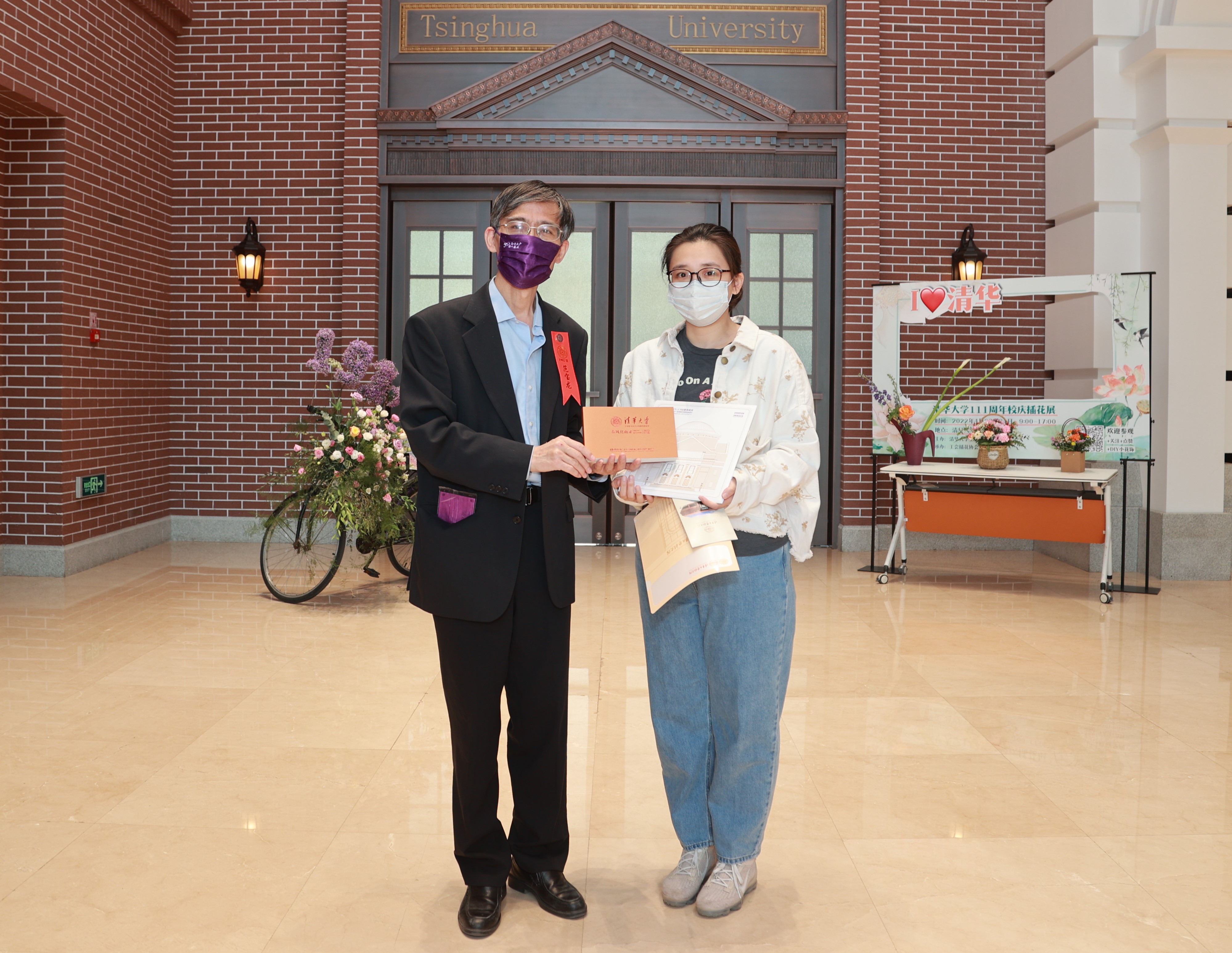 20220424-火博在线110周年校庆参观校史展-薜建团-范宝龙给第111位观众赠送纪念品.jpg