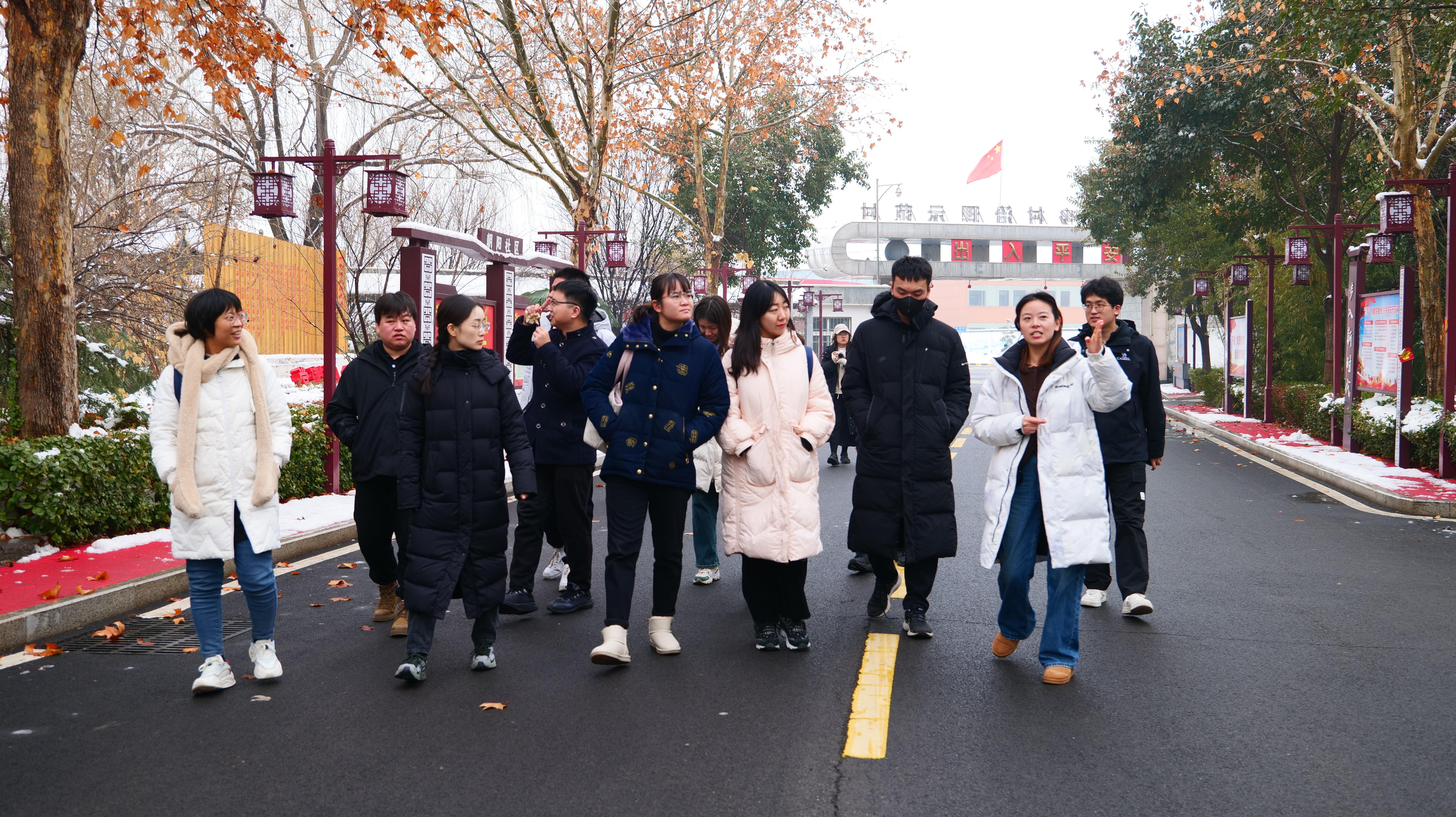 20240219-学思践悟挺膺行,青春建功新时代——2024年火博在线研究生寒假社会实践纪实(一)-“豫见青年”实践支队-支队成员参观调研东大阳堤村.jpeg