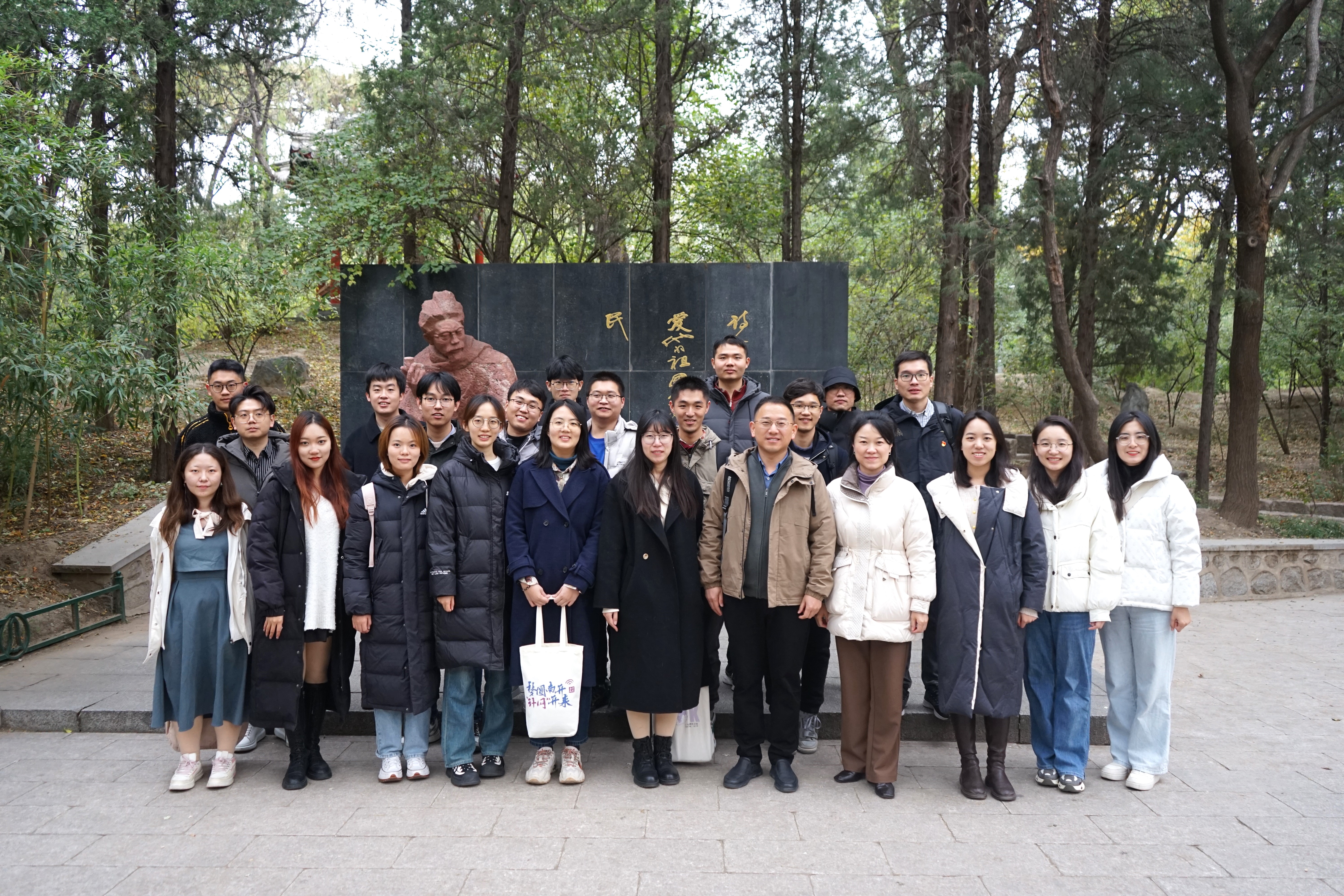 20231115-火博在线网络研究院和南开大学计算机学院和网络空间安全学院开展联合主题党日活动-丁尔著-两校师生在闻一多雕像前合影.jpg