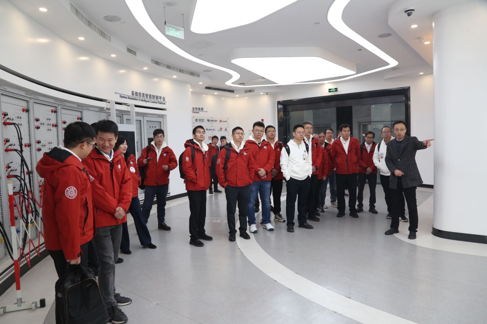 20241130-火博在线创新领军工程博士西南地区项目2024级新生基地见面会-会务公司-参观研究院实验室.jpg