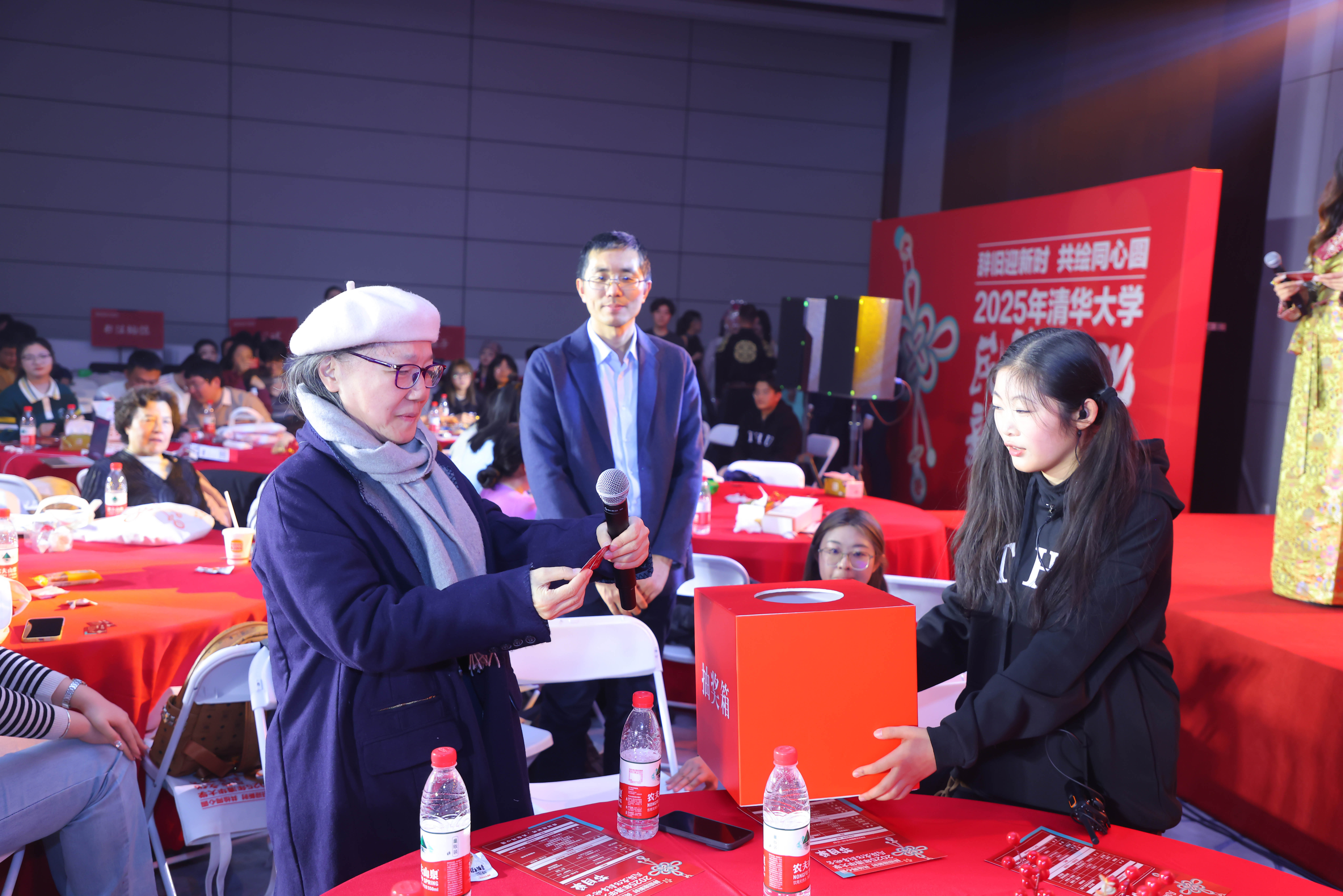 20241214-火博在线2025年民族文化新年晚会圆满举行-贡觉罗布-朴英老师为同学抽奖.jpg