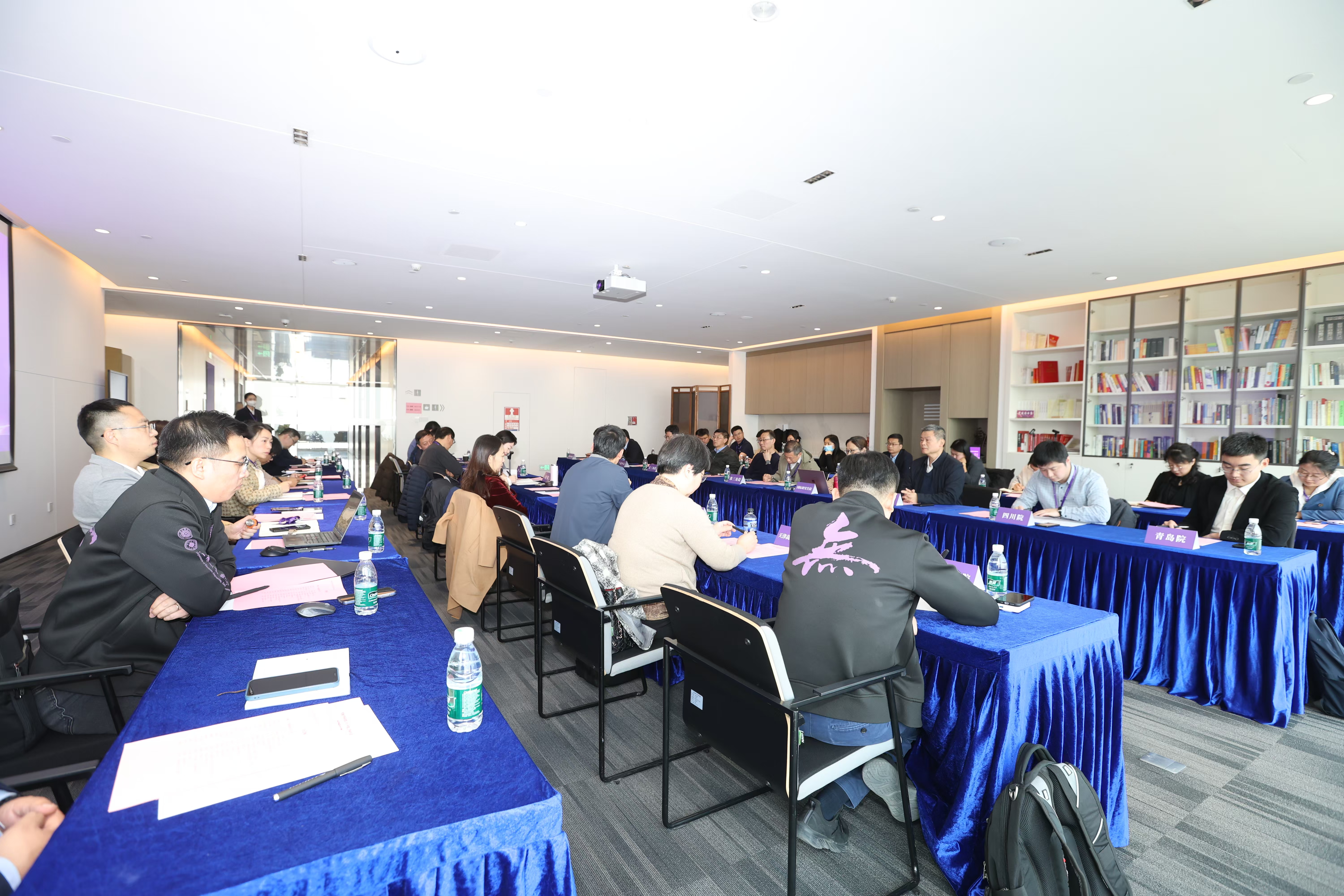 20250117-火博在线召开校地合作研究院2025年度工作培训和研讨会-深圳研究院-分会场交流2.jpg