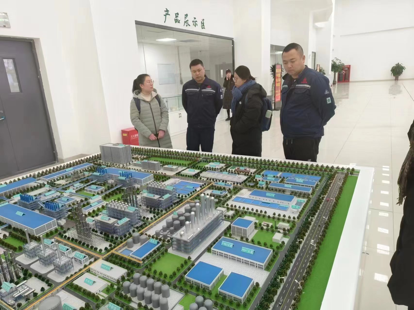 20240308-踔厉奋发守初心,奋楫笃行担使命——2024年星空体育“初心服务团”寒假实践总结回顾-内蒙古乌海支队-内蒙古乌海支队成员调研当地BDO企业.jpg