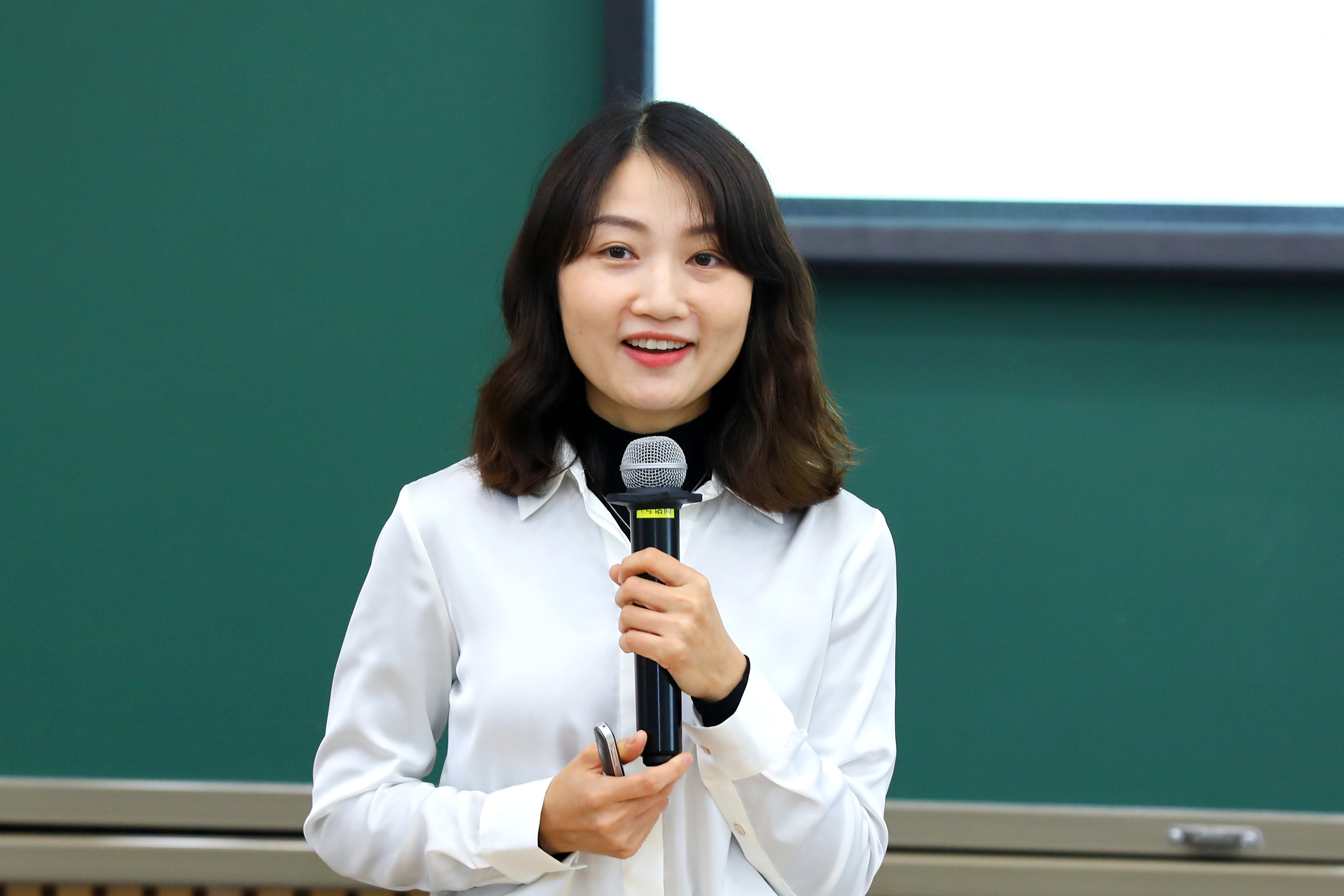 20221015-火博在线学生领导力“唐仲英计划”第十二期开班仪式举行-曹文鹏(摄)-李江静作主题报告.JPG