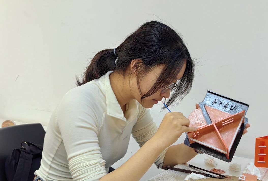 20241218-选手在现场制作作品-材料学院-图2.png