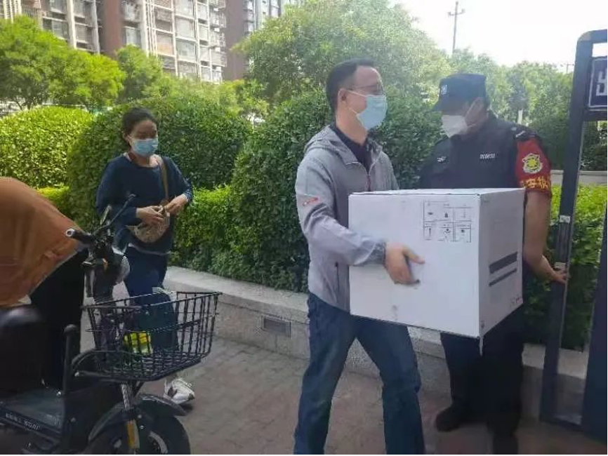 20220617-火博在线机关党委党员“双报到”纪实-供图-双清苑社区 “双报到”党员为隔离群众递送物资.png