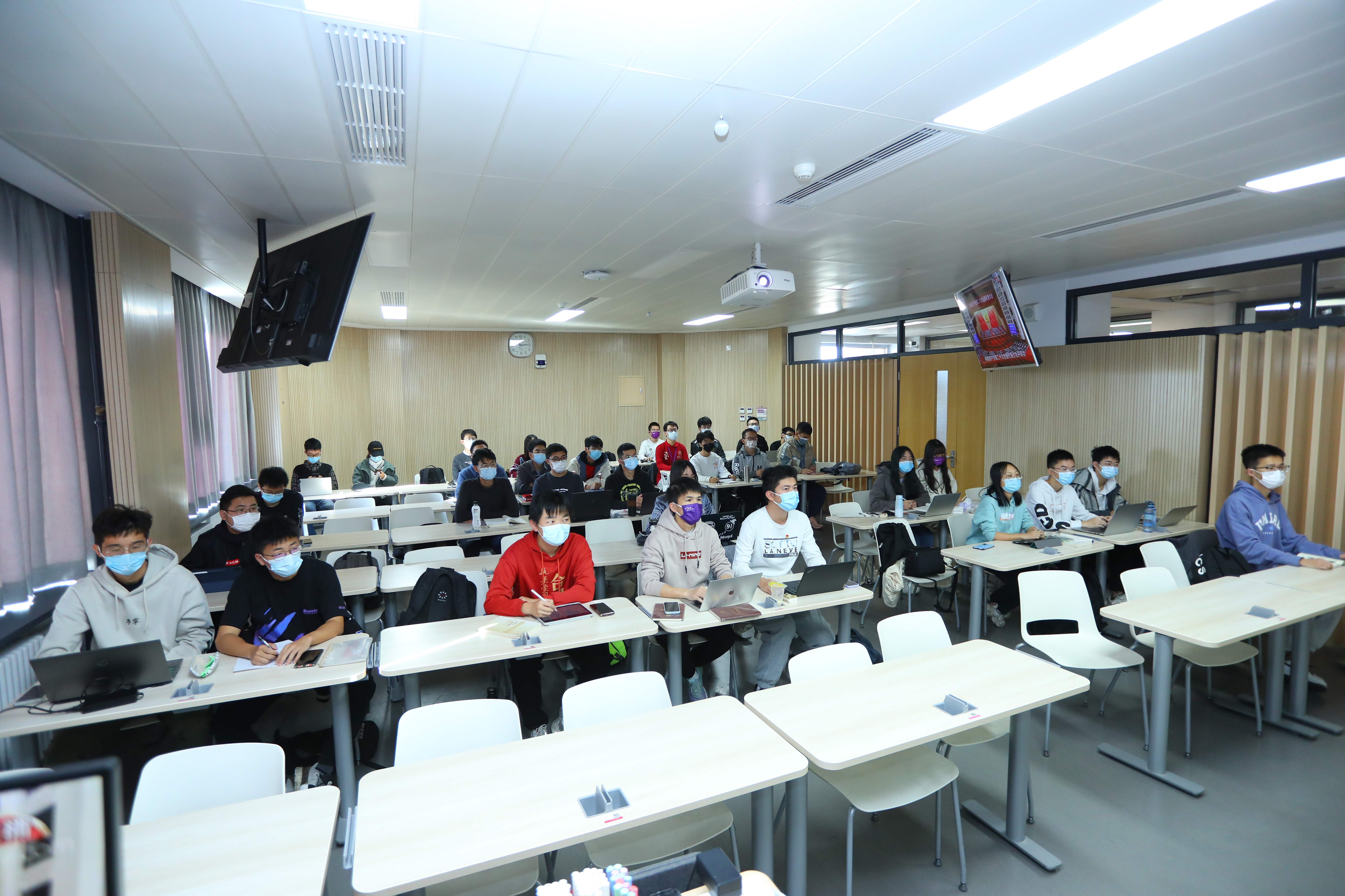 20221018-喜庆二十大,奋进新征程——火博在线本科生党支部热切关注党的二十大开幕会-刘雪天-土木水利能动法学社科行健联合主题党日.JPG