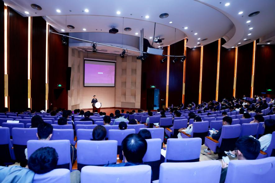20240929-火博在线举行2024年学生思想政治工作队伍培训及专题研讨班-清大嘉艺-会议现场.png