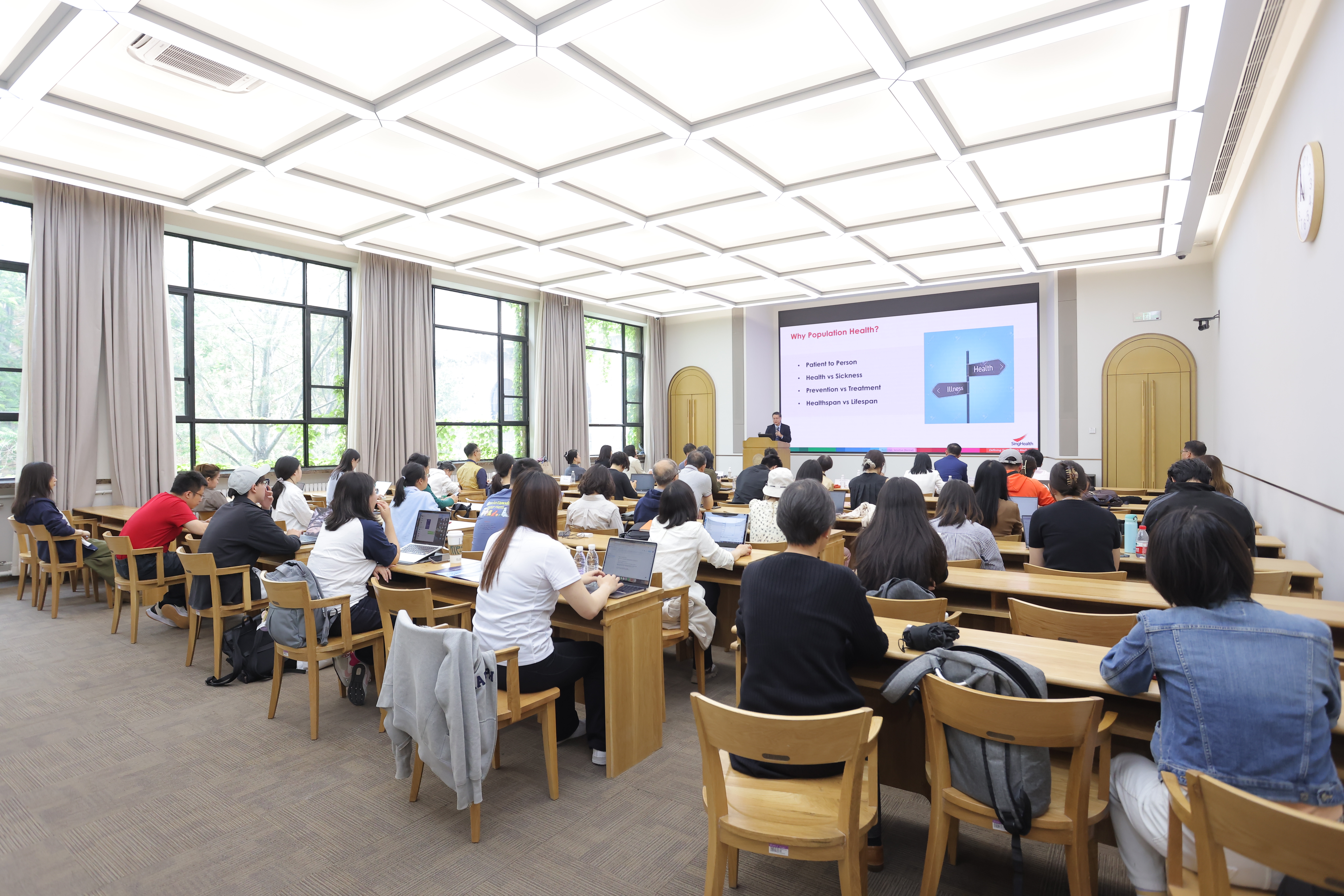 20250512-新加坡保健集团首席执行官伍伟豪做客清华海外名师讲堂-讲座现场-许刚.JPG