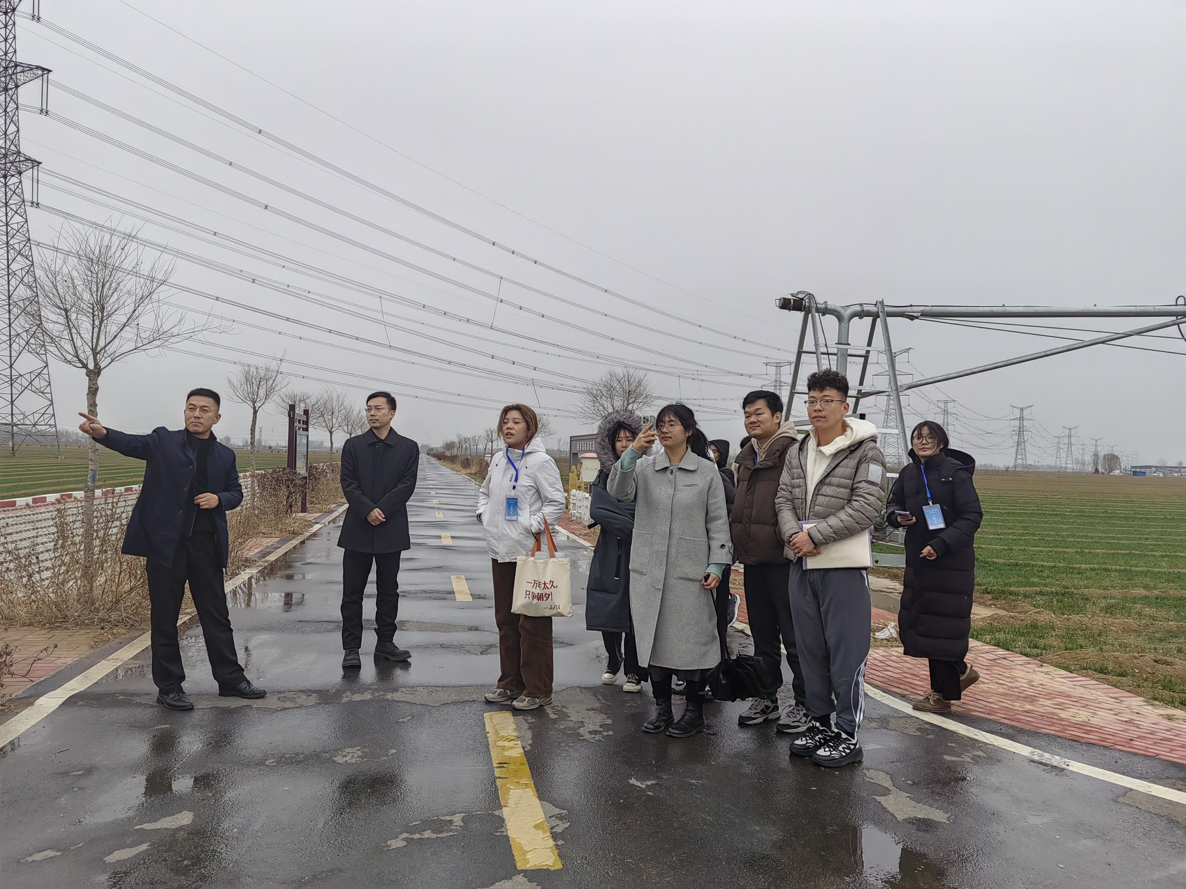 20240308-踔厉奋发守初心,奋楫笃行担使命——2024年星空体育“初心服务团”寒假实践总结回顾-河南新乡支队-河南新乡支队调研高标准农田示范区.jpg