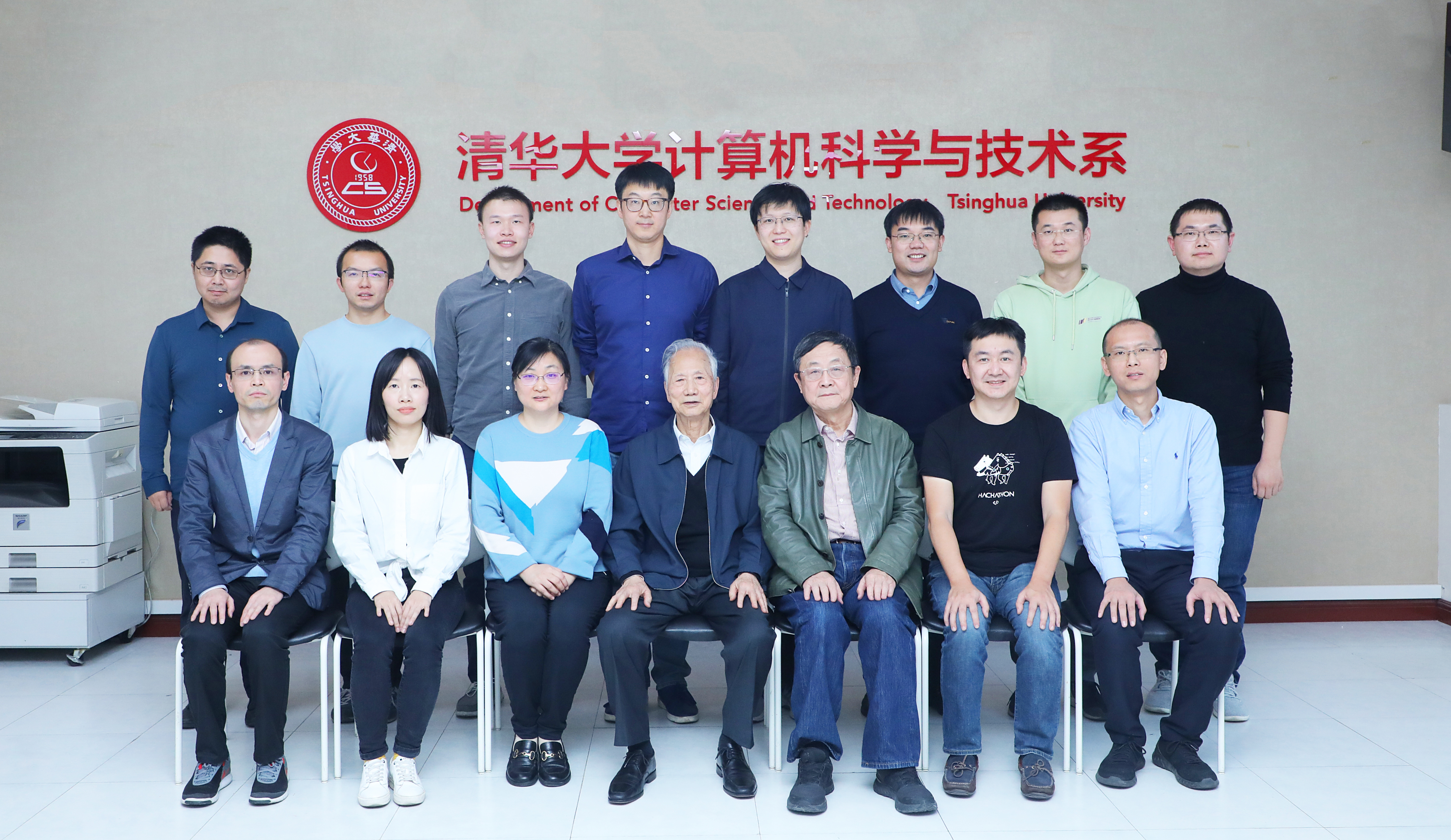 20221028-《火博在线计算机学科高端战略研讨专家与师生座谈会举行》-嘉艺-与会人员合影.jpg