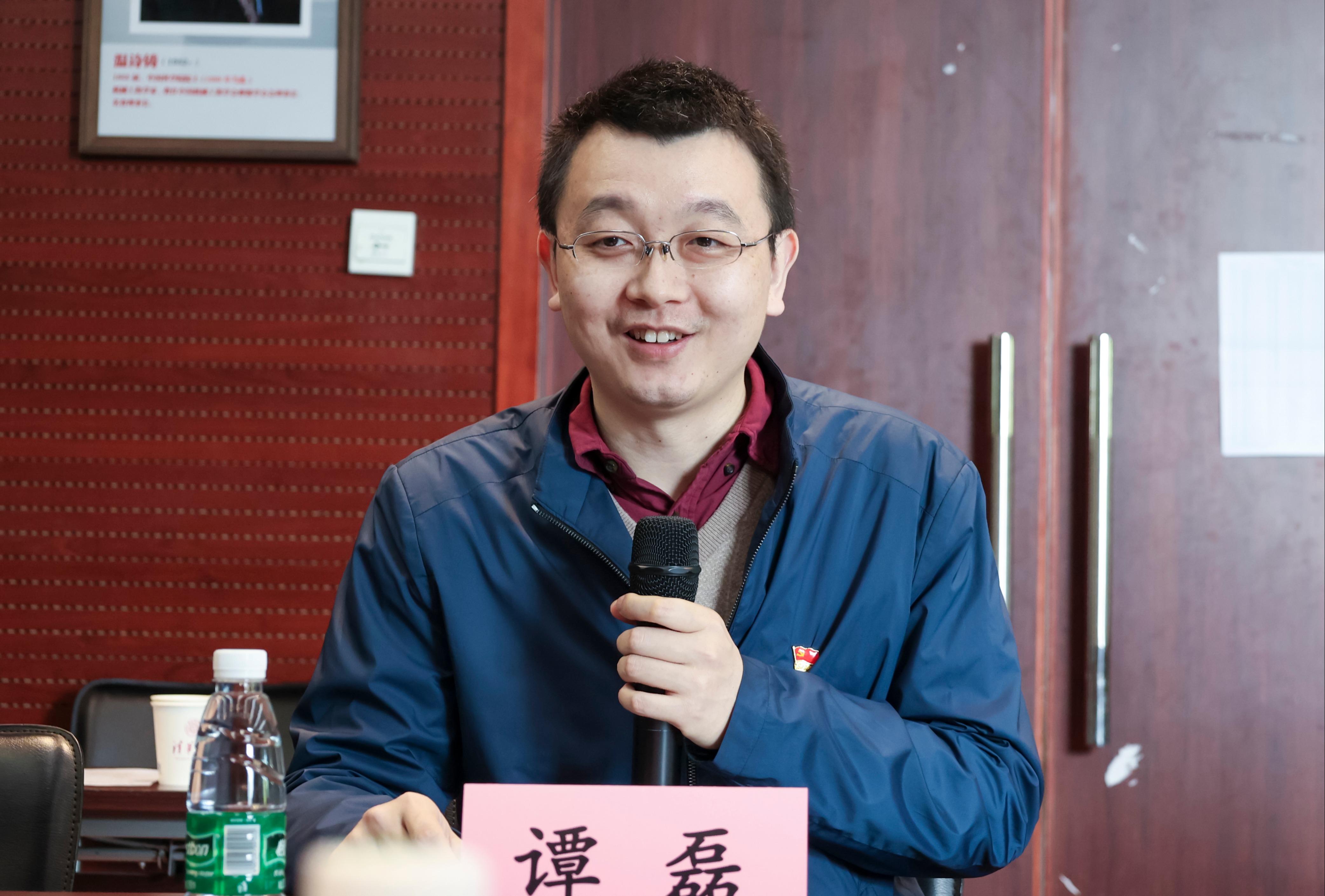 20230408-新闻稿-航天科工三院水下总体部党支部与火博在线能动系流机所党支部、能动博201党支部“红色1 1 1”共建活动-郭慧娜-图4-能动系党委副书记谭磊老师主持会议.jpg