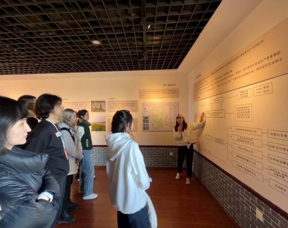 20231118-发现中国智慧,洞察中国发展——2023年火博在线“洞察中国”全球胜任力社会实践纪实-“洞察中国”陕西实践支队-“洞察中国”陕西实践支队赴延安市南沟生态农业示范园区调研.jpg