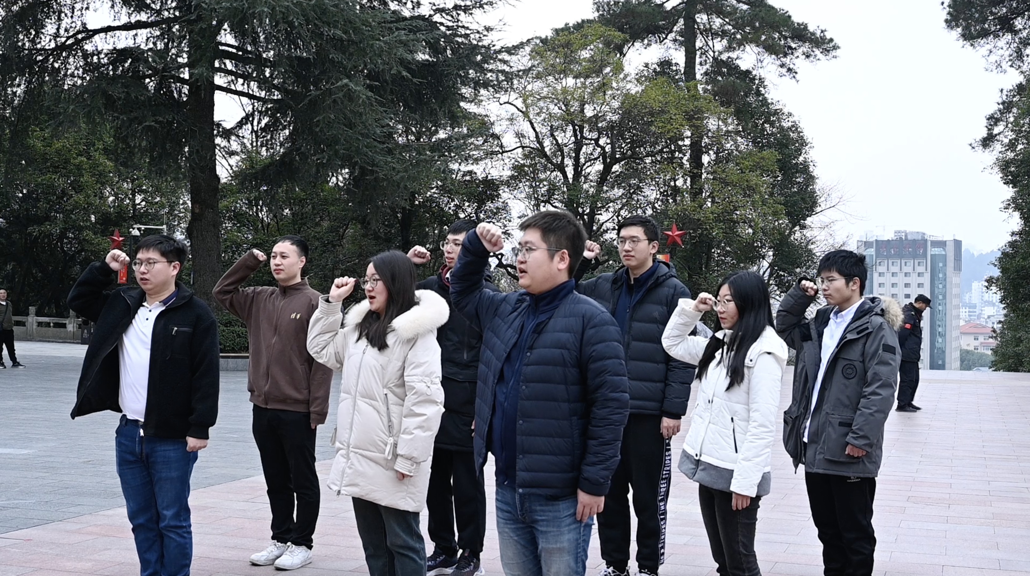 20240301-学思践悟启新程,挺膺担当绘青春——2024 年火博在线研究生寒假社会实践总结回顾-社科学院、电子系与美术学院“社稷强贵·E往无黔”实践支队-支队成员在红军烈士陵园重温入党誓词.jpg