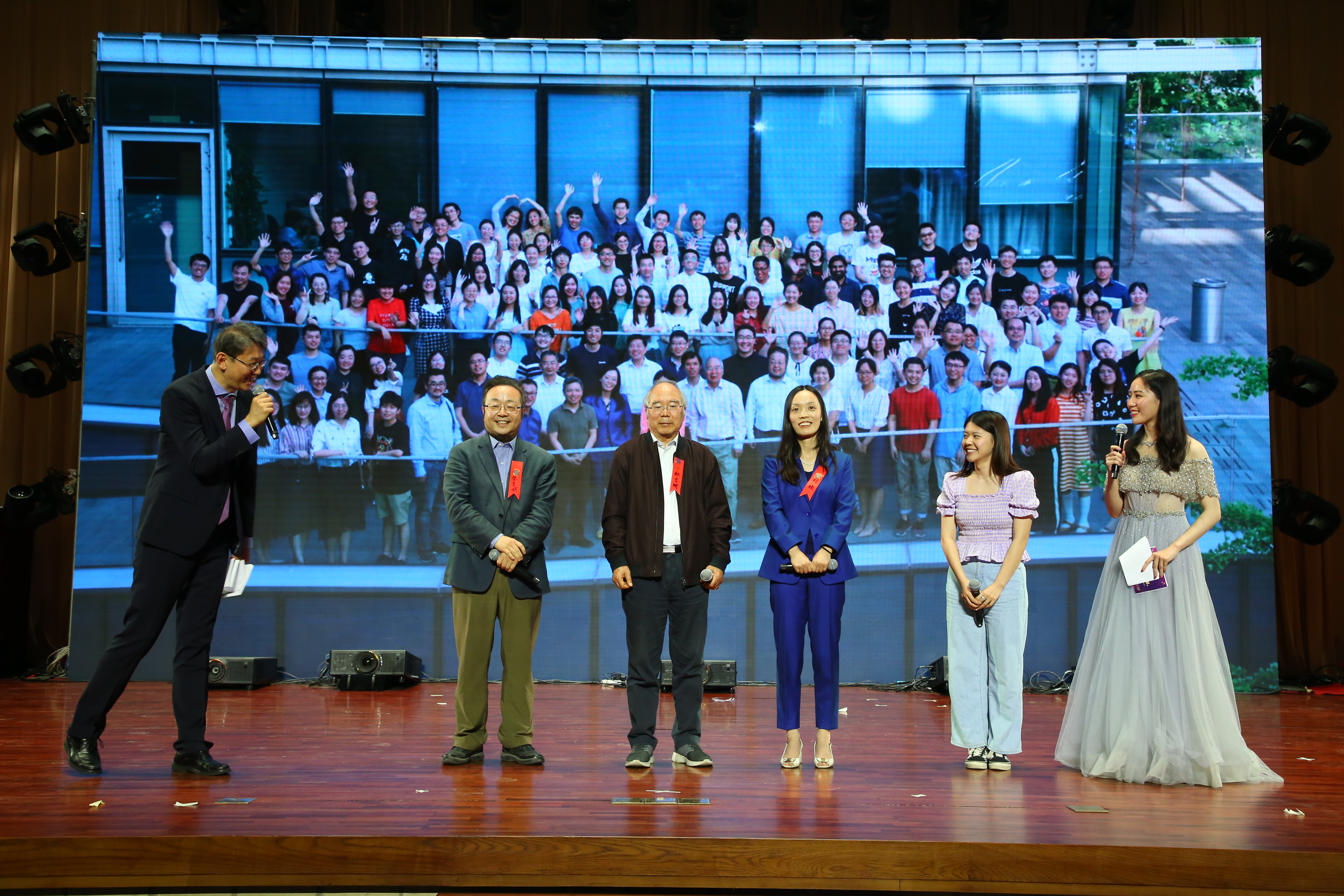 20241220-环境学院党委以文化人、以史育人,凝心聚力引领发展-拍摄者不详-图7 火博在线110周年校庆“良师益友”特别活动上郝吉明、贺克斌等四代师生讲述团队精神2.JPG