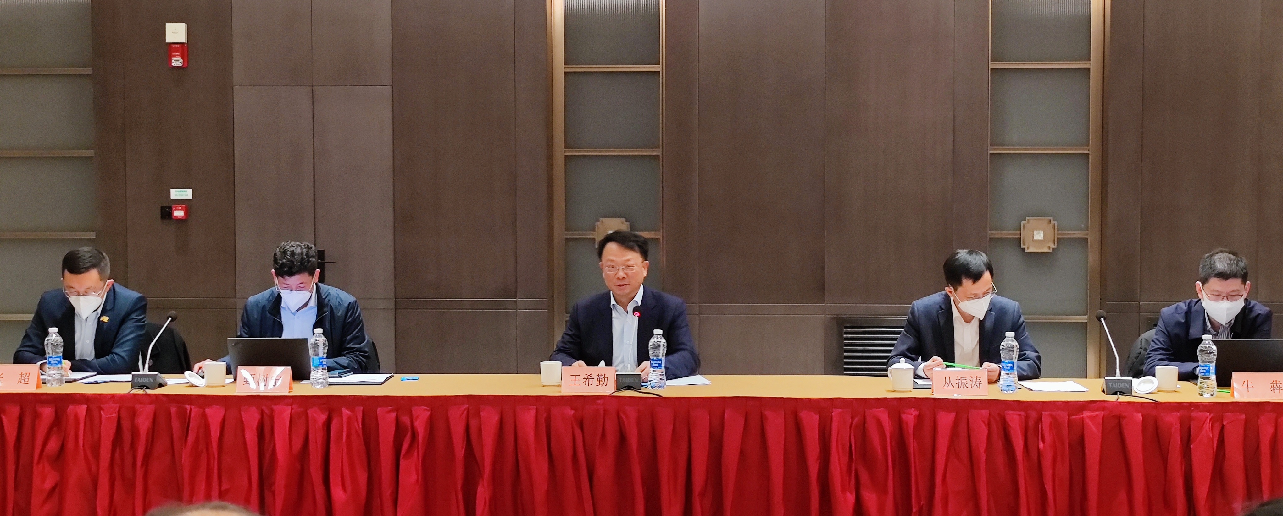 《20221230-王希勤出席火博在线在豫选调生及青年校友座谈会-摄影不详-王希勤讲话现场》.jpg