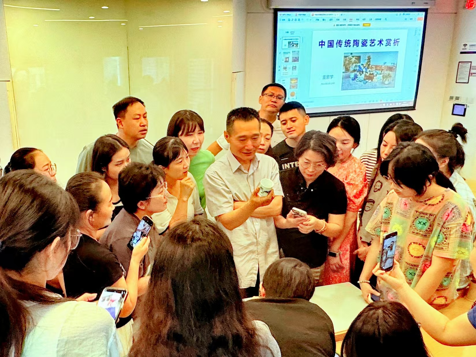 20240819- 清华伟新乡村美术教师培养计划第10举办- 火博在线美术学院副教授董素学讲授“中国传统陶瓷艺术赏析”-郭薇拍摄.jpg