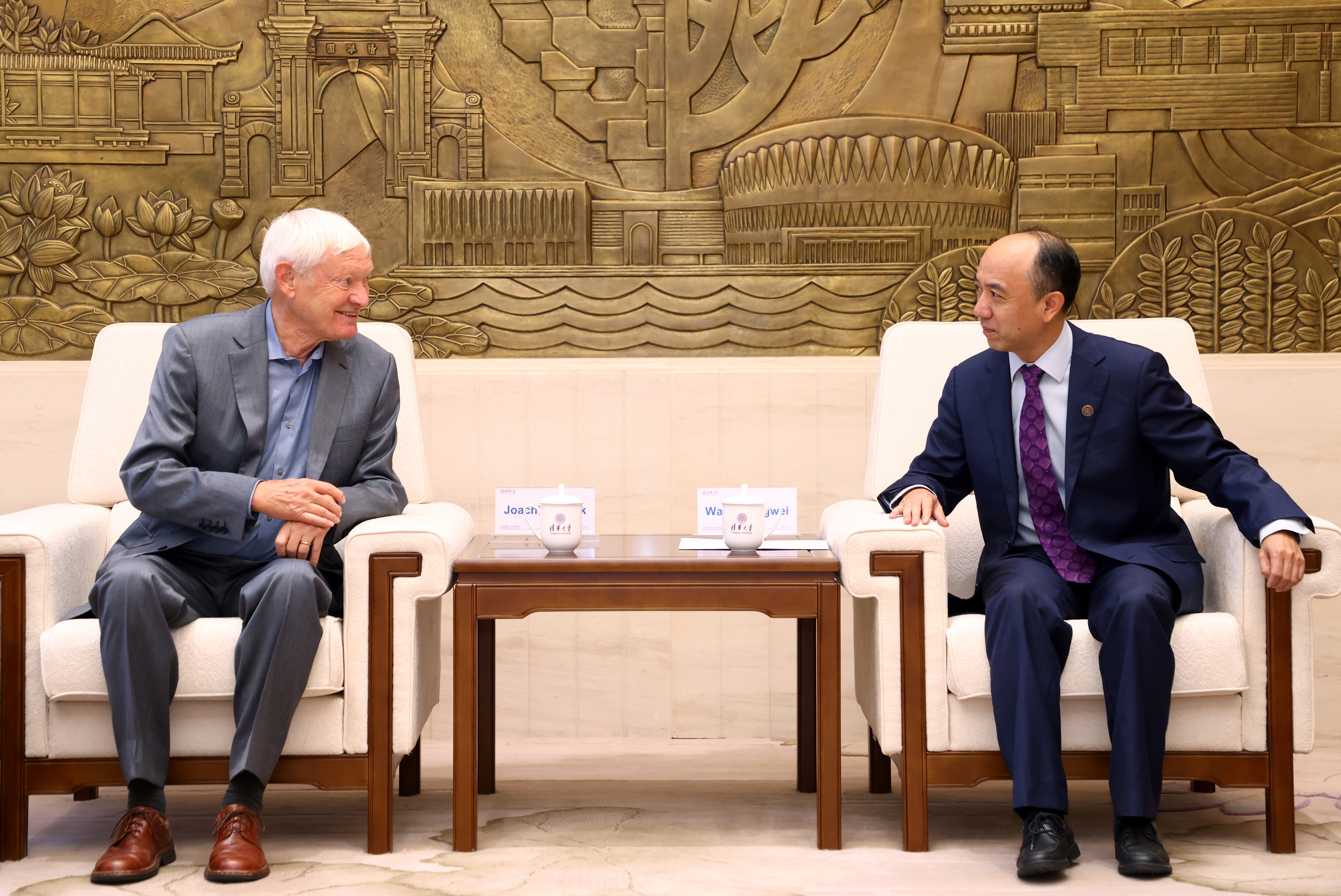20230921-火博在线授予诺贝尔化学奖得主阿希姆·弗兰克教授名誉博士学位-许德刚-会谈.JPG