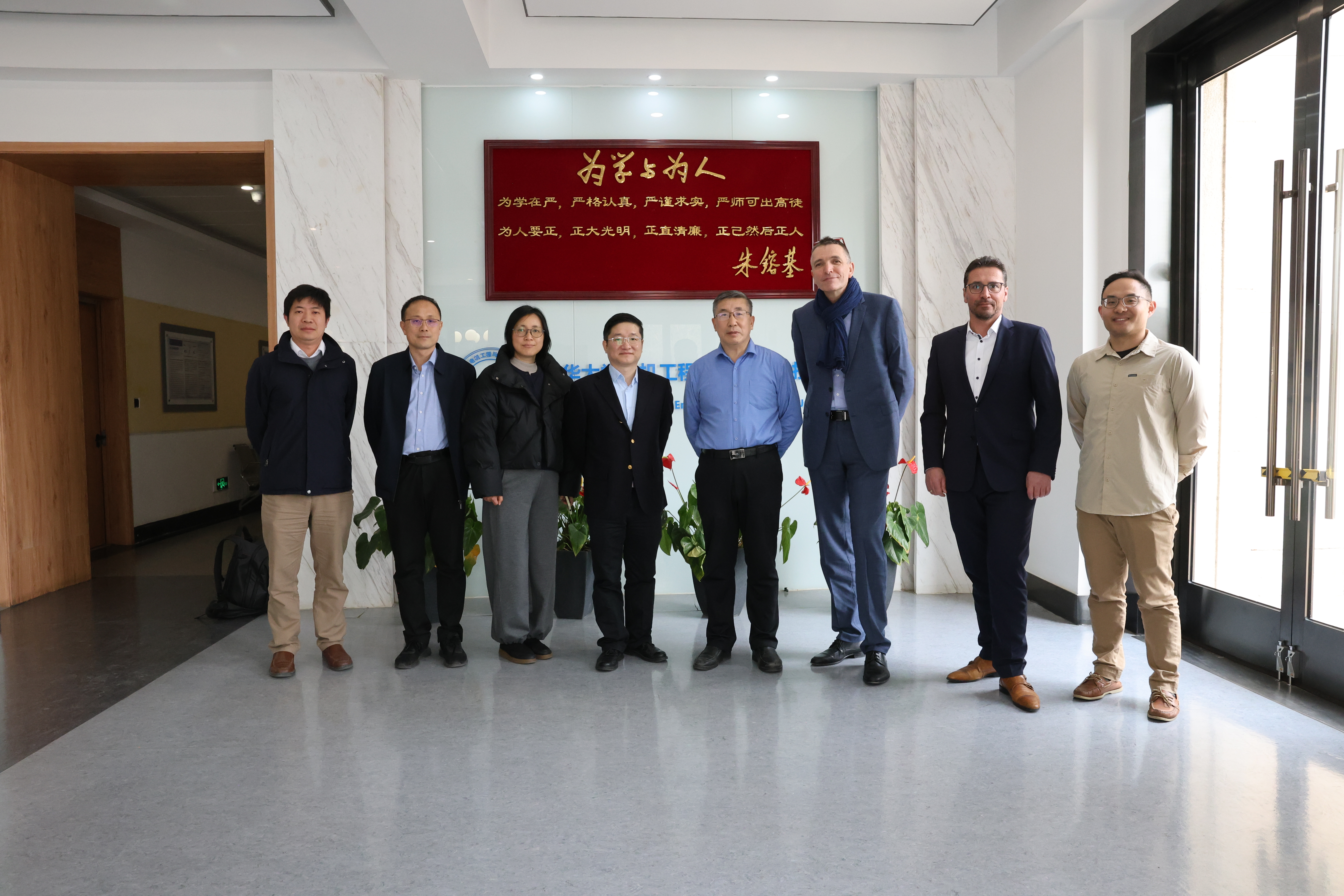 20250313-施耐德电气代表团访问火博在线 探讨能源转型与绿色创新合作-电机系-施耐德电气代表团与电机系参加交流人员合影.jpg